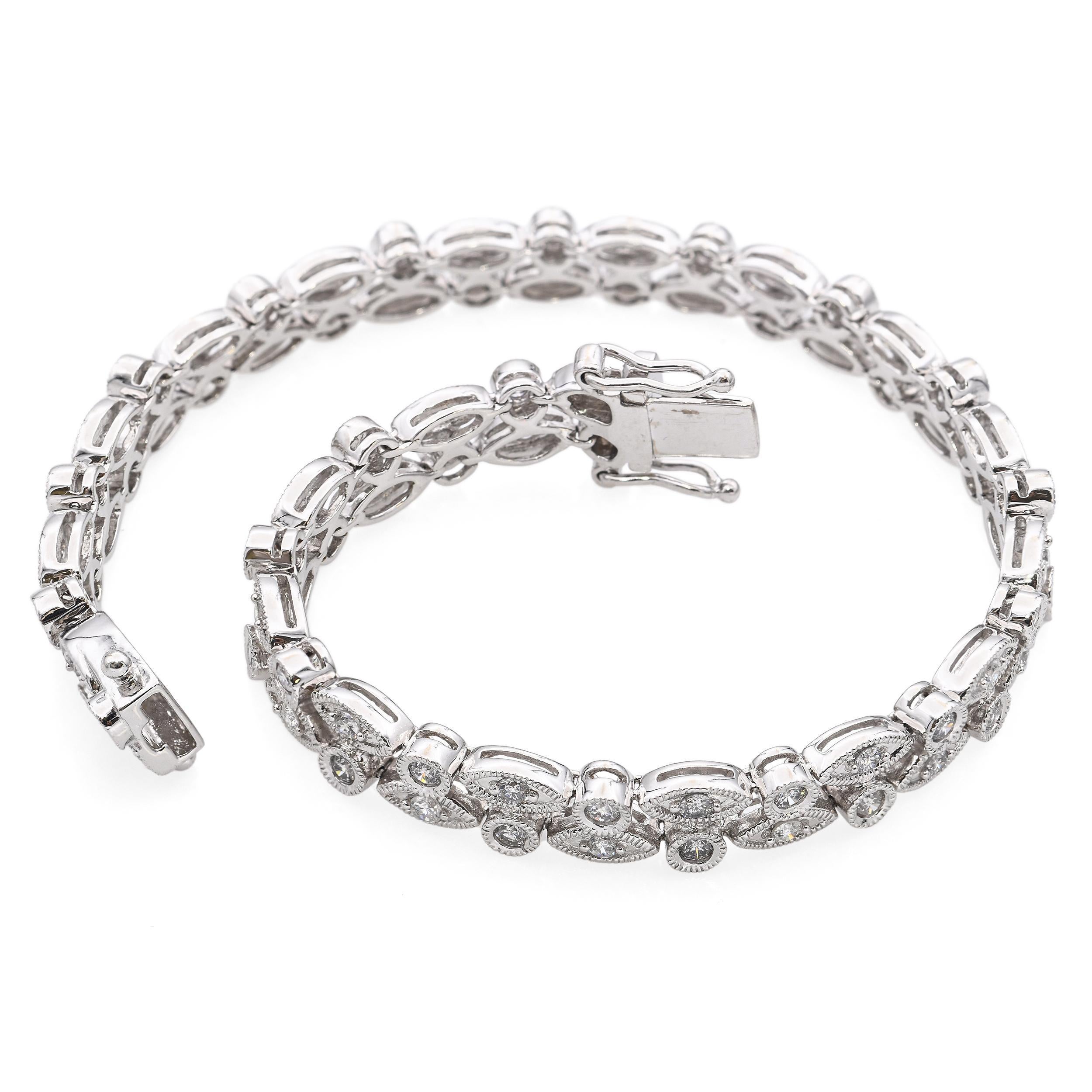 Cet élégant bracelet est réalisé en or blanc 14k et présente 1,25 carats de diamants étincelants sertis dans un motif alternant des maillons de forme marquise et ronde. Le motif est disposé en deux rangées gracieuses, créant un look raffiné mais