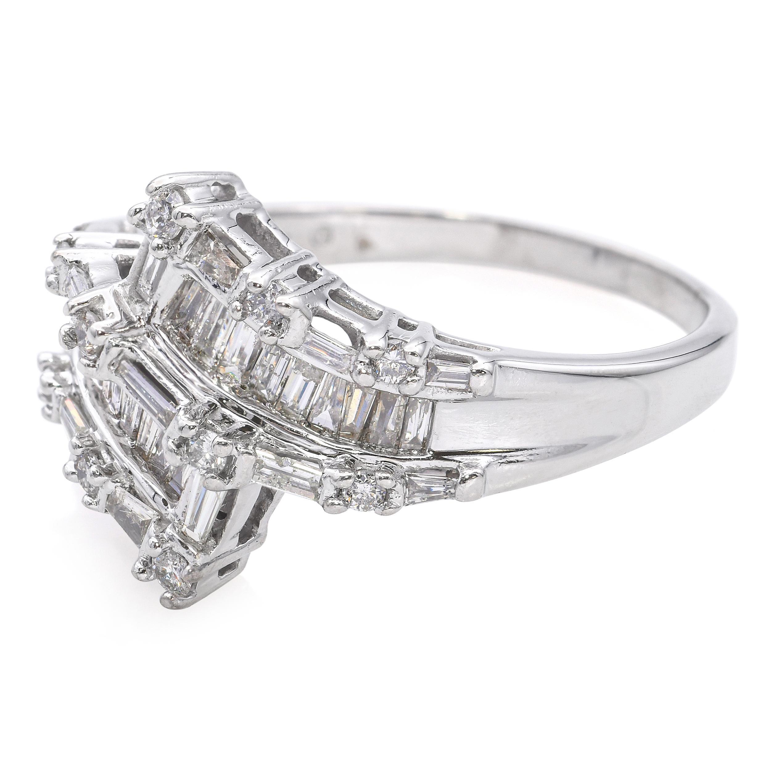Bague en or blanc 14k avec 1.25tcw Diamond Semi-Bypass Unisexe en vente