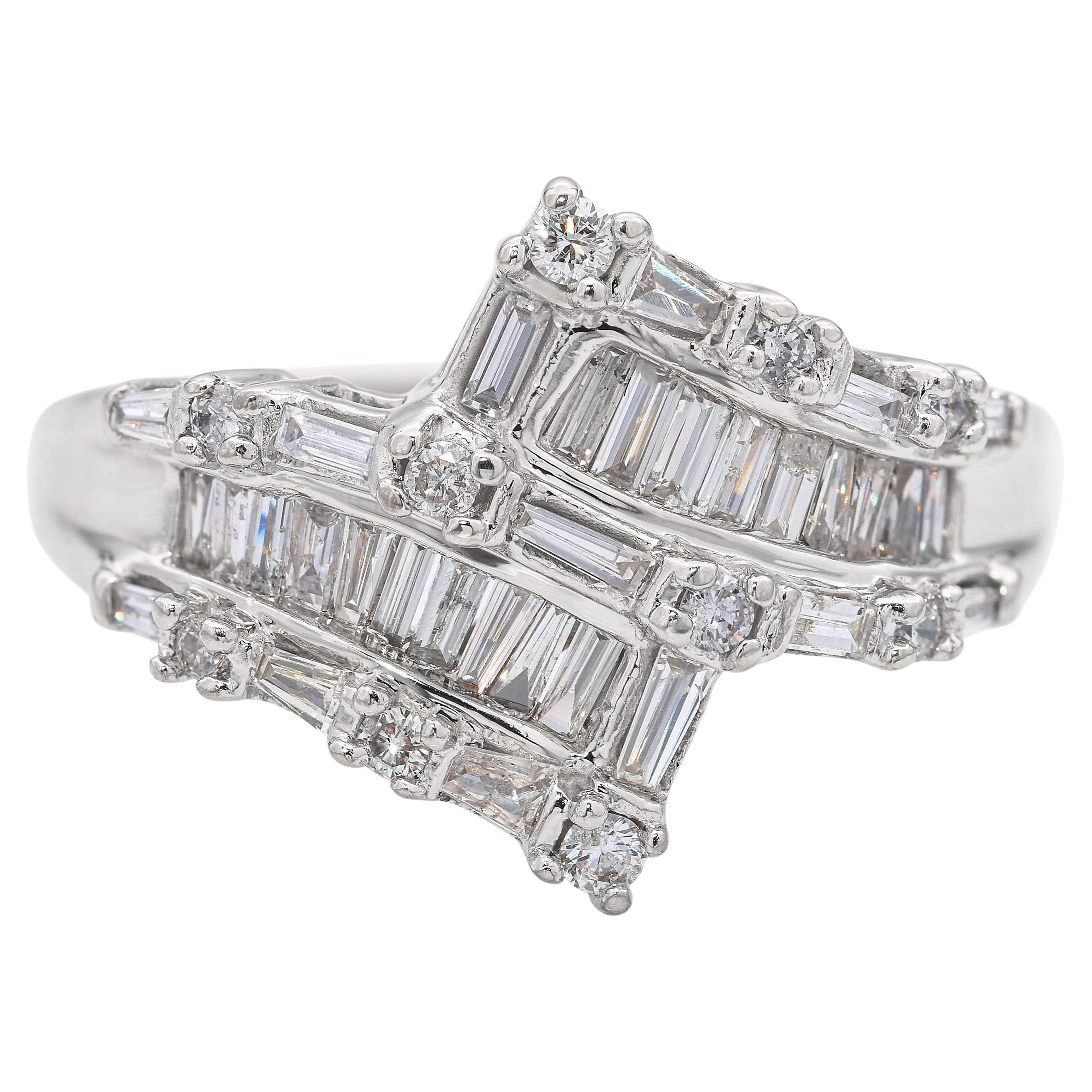 Bague en or blanc 14k avec 1.25tcw Diamond Semi-Bypass en vente
