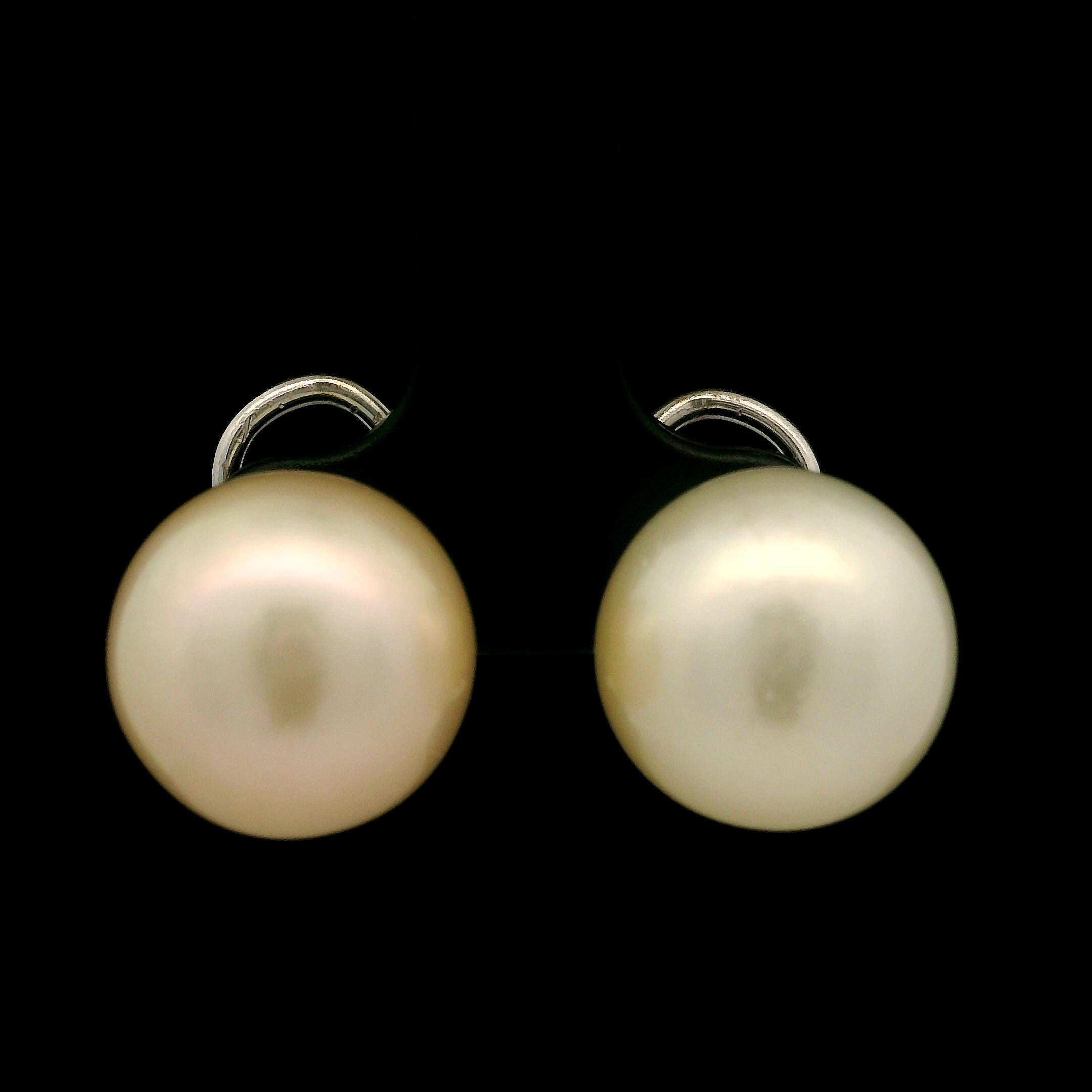 -Piedra(s)-
(2) Perla auténtica cultivada del Mar del Sur - Forma redonda - Color blanco con sobretono dorado - 12,9 mm (aprox.)

Material: oro Blanco 14k
Peso: 8,86 gramos
Soporte: Soporte de clip (NO se requieren orejas perforadas.) (Se pueden