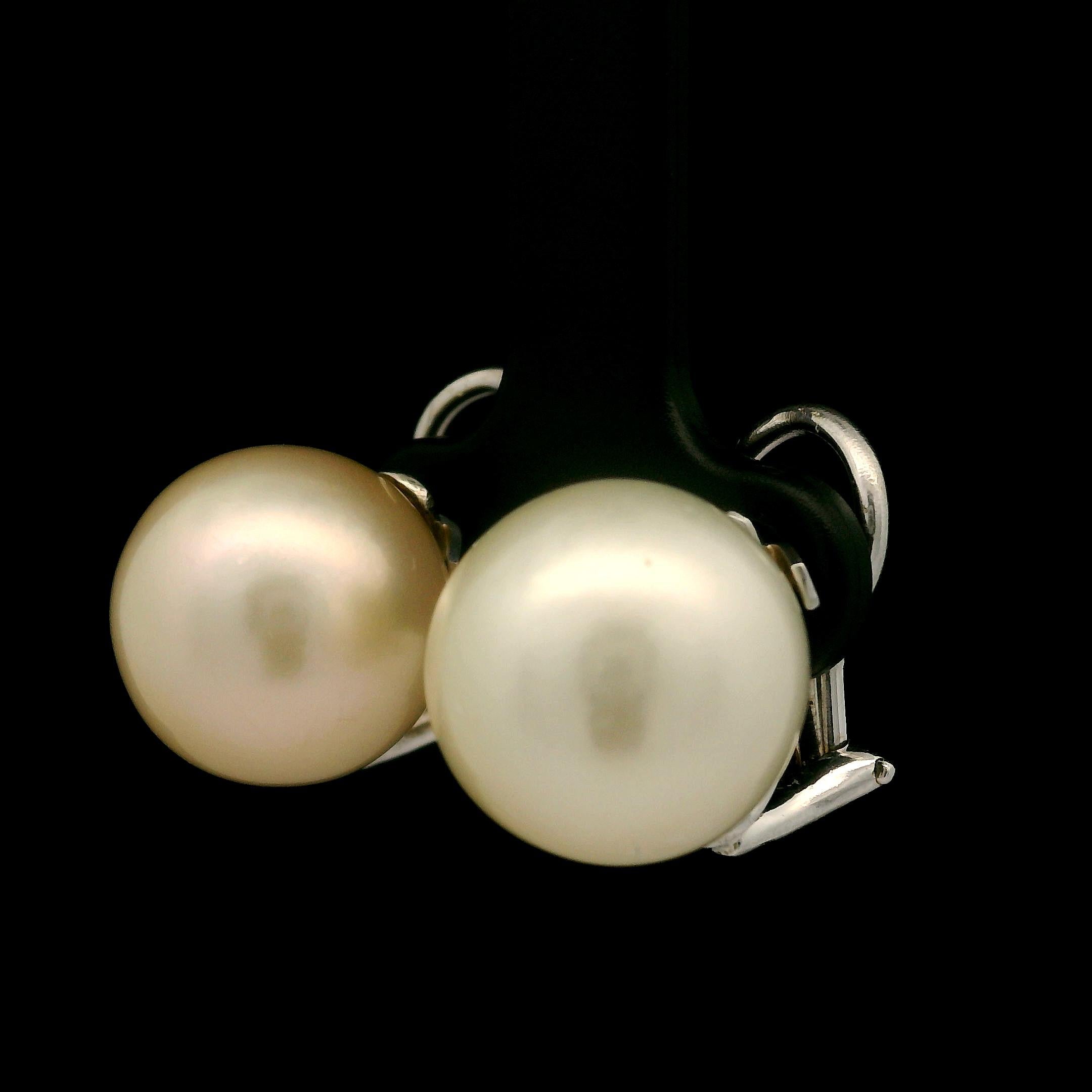 Pendientes de oro blanco de 14 quilates con clip de 12,9 mm de bonitas perlas grandes del Mar del Sur en Excelente estado para la venta en Montclair, NJ
