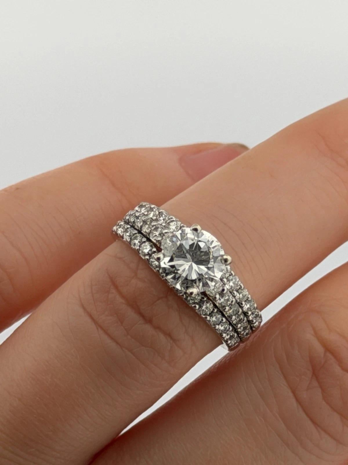 Anello di fidanzamento in oro bianco 14K 1,30ct I2, H Round Brilliante con diamante Pave Sz 6,75 in vendita 4