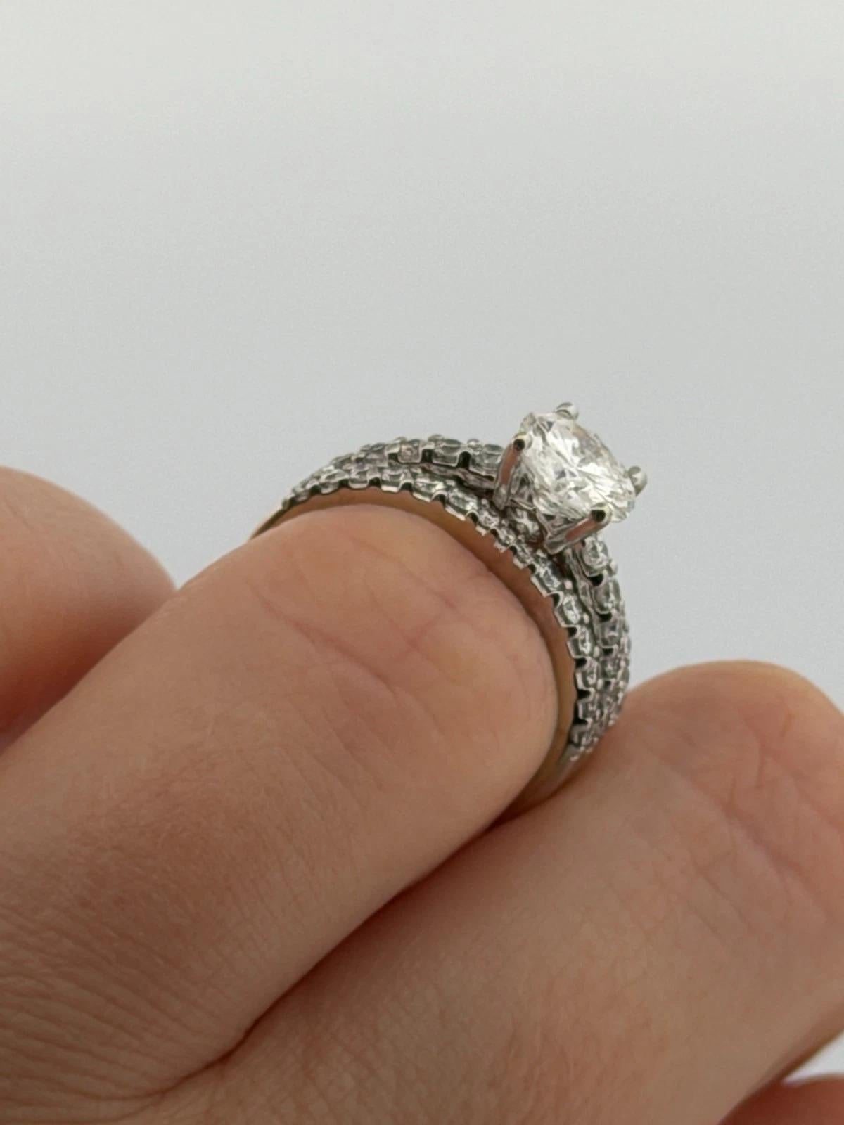 Anello di fidanzamento in oro bianco 14K 1,30ct I2, H Round Brilliante con diamante Pave Sz 6,75 in vendita 5