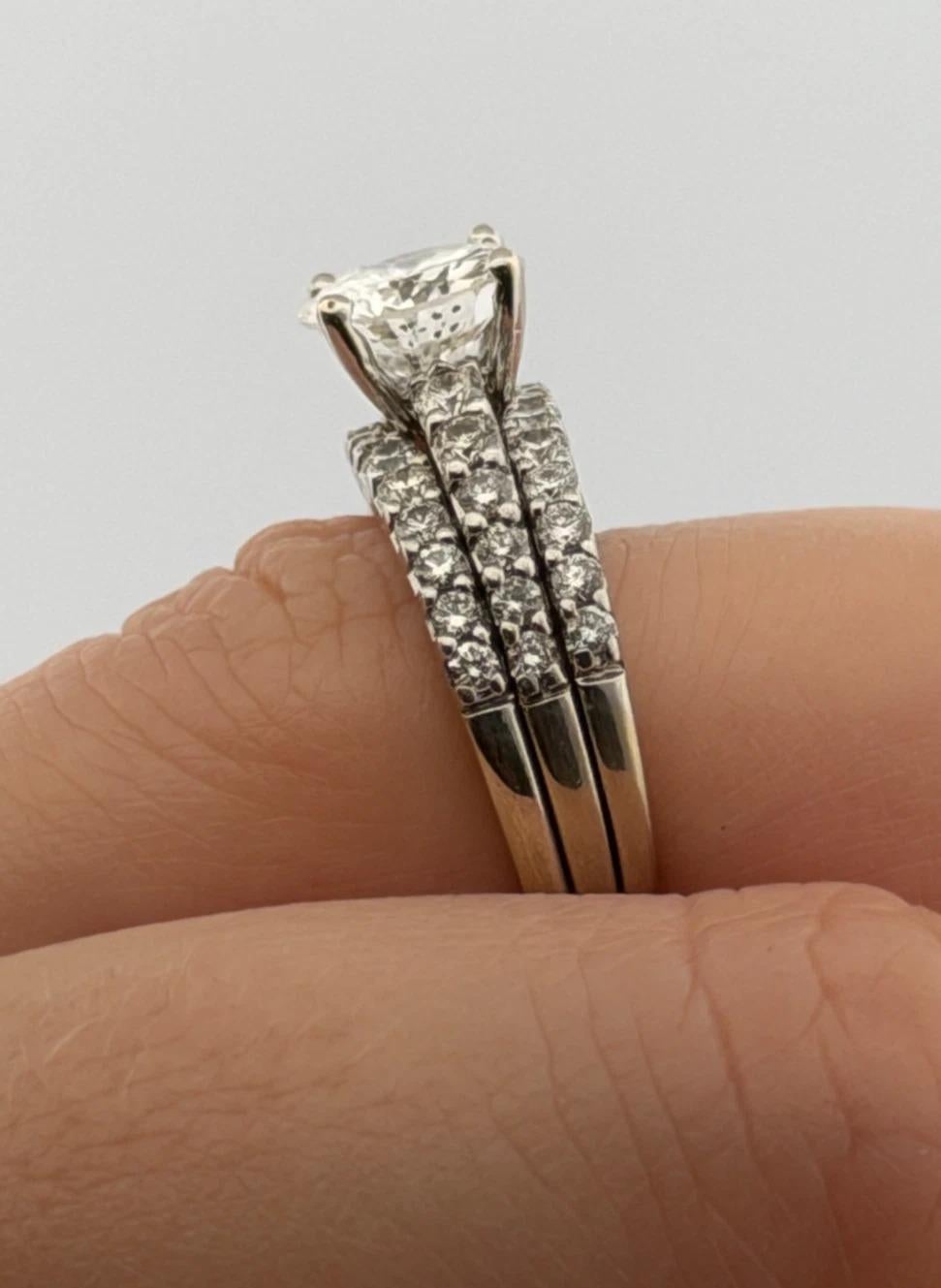 Anello di fidanzamento in oro bianco 14K 1,30ct I2, H Round Brilliante con diamante Pave Sz 6,75 in vendita 6