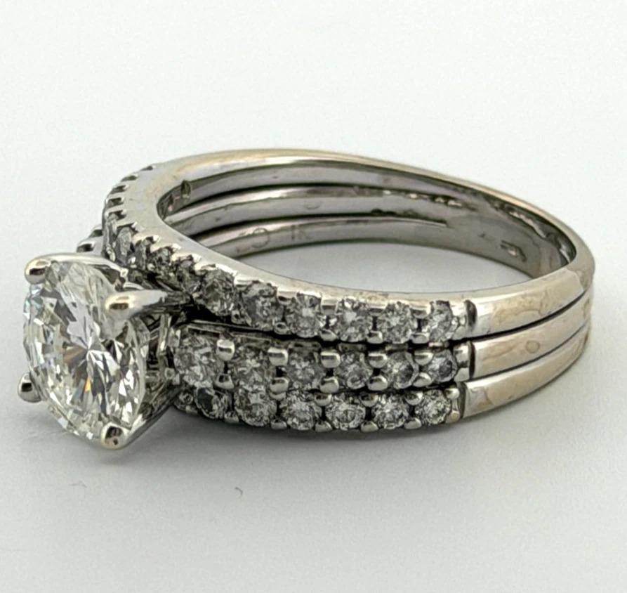 Art Déco Anello di fidanzamento in oro bianco 14K 1,30ct I2, H Round Brilliante con diamante Pave Sz 6,75 in vendita