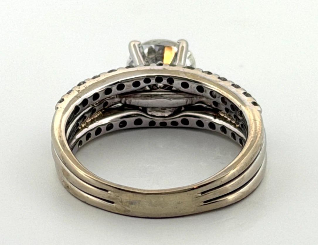 Anello di fidanzamento in oro bianco 14K 1,30ct I2, H Round Brilliante con diamante Pave Sz 6,75 In condizioni buone in vendita a Carmel By The Sea, CA