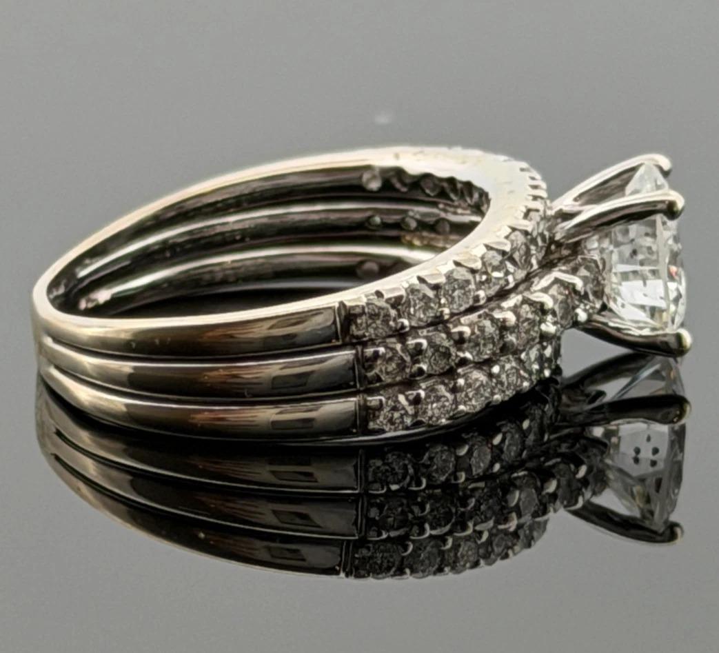 Anello di fidanzamento in oro bianco 14K 1,30ct I2, H Round Brilliante con diamante Pave Sz 6,75 in vendita 3