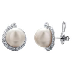 Pendientes de oro blanco de 14 quilates de 13,4 milímetros de perlas y diamantes de 1,20 quilates