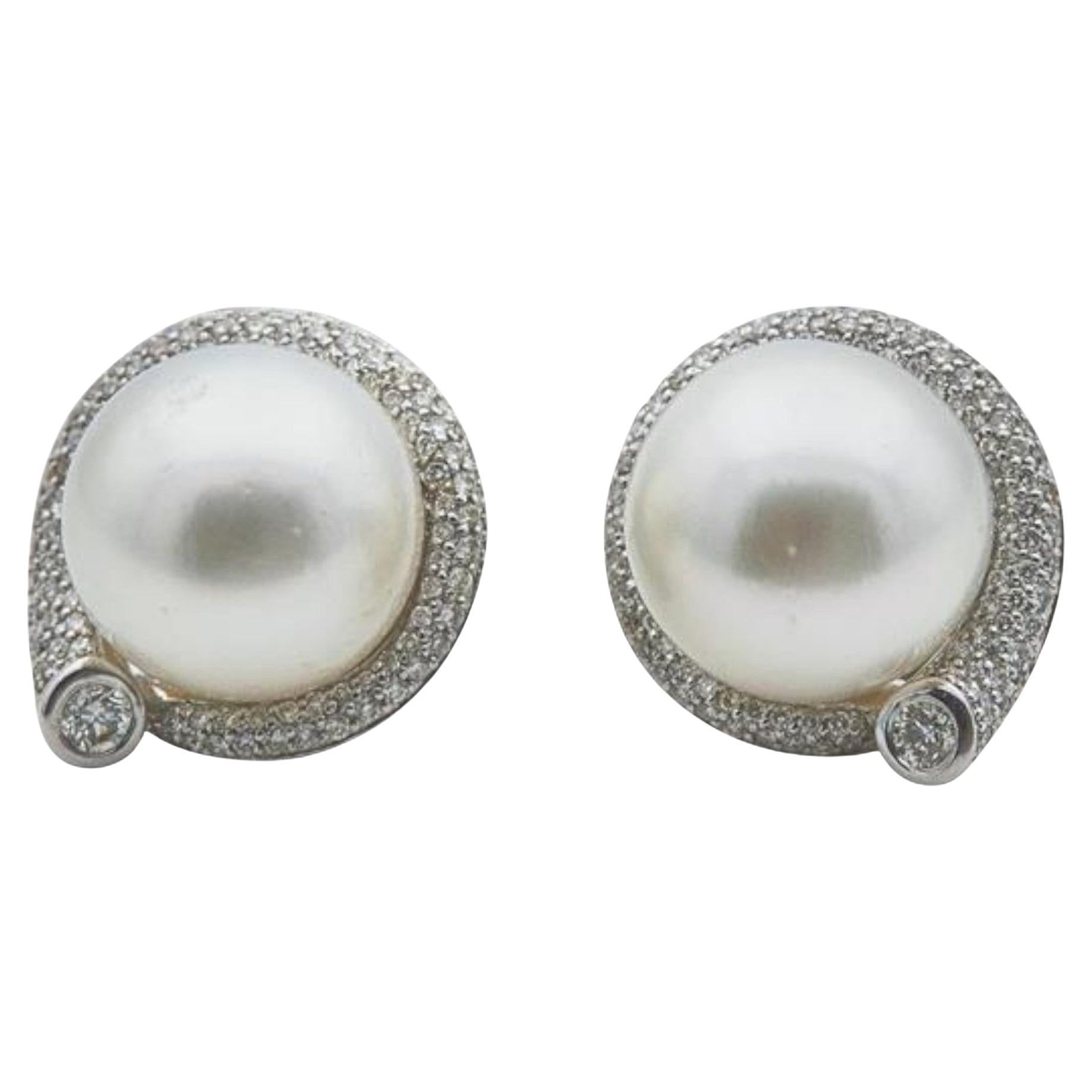 Boucles d'oreilles en or blanc 14 carats avec perles de 13,4 mm et diamants de 1,20 carat