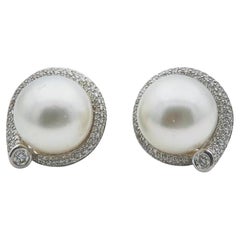 Boucles d'oreilles en or blanc 14 carats avec perles de 13,4 mm et diamants de 1,20 carat