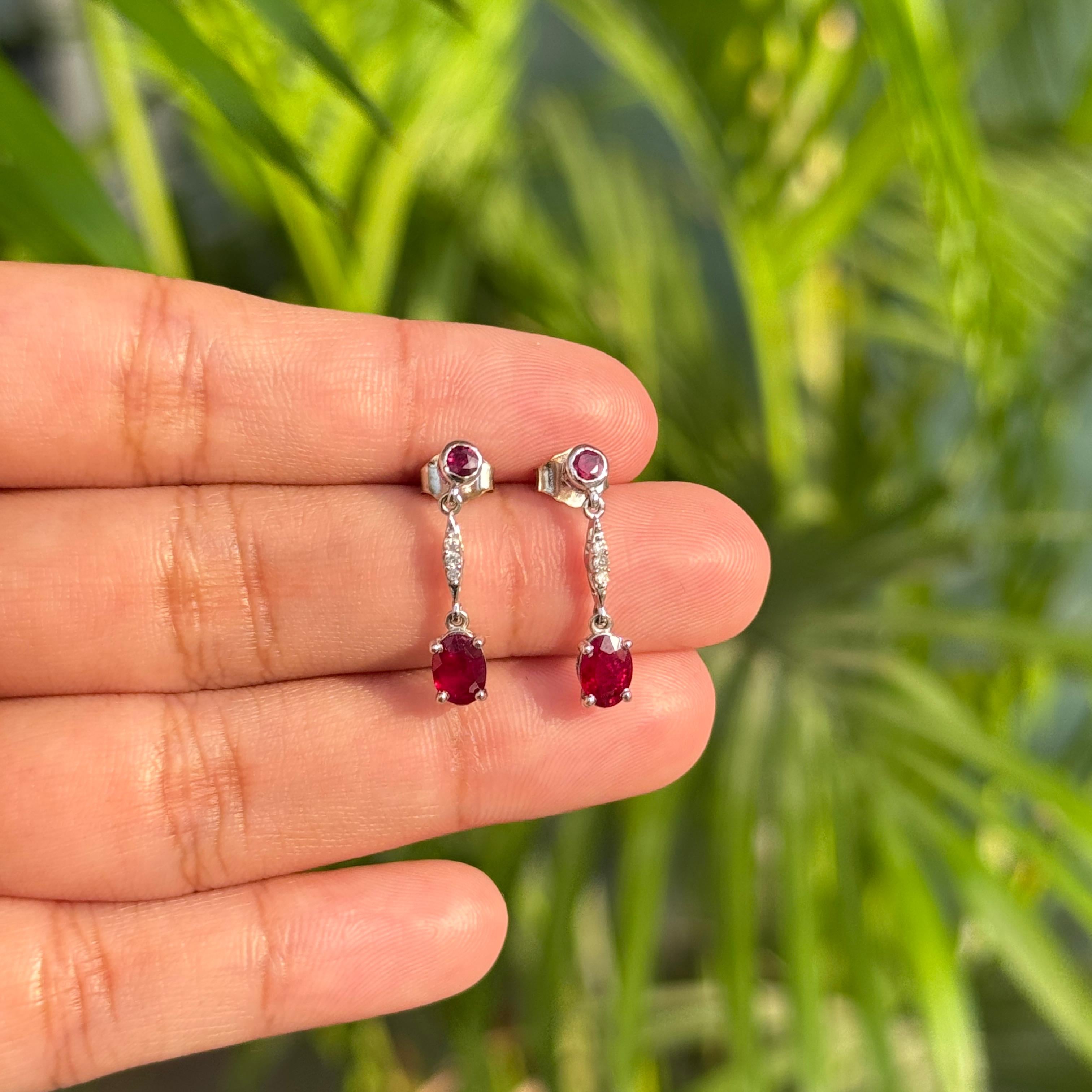 Orecchini pendenti in oro bianco 14K con rubino naturale e diamanti da 1,35 carati Gioielli di pregio in vendita 2