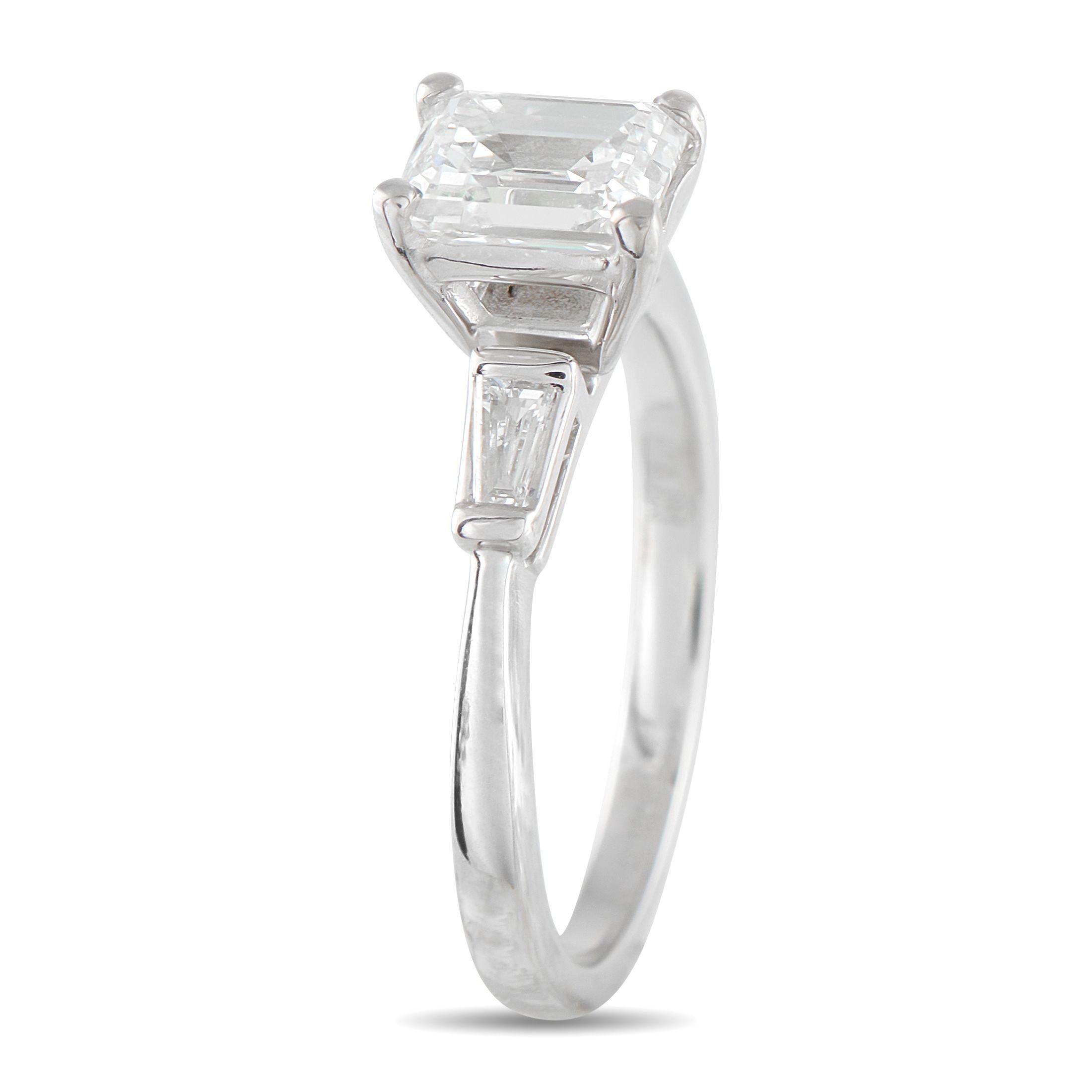 Das zeitlose Design macht diesen Ring zu einem luxuriösen Schmuckstück, das nie aus der Mode kommen wird. Ein 1,22 Karat schwerer, GIA-zertifizierter Mittelstein im Smaragdschliff mit der Farbe H und der Reinheit VVS1 dient als atemberaubender