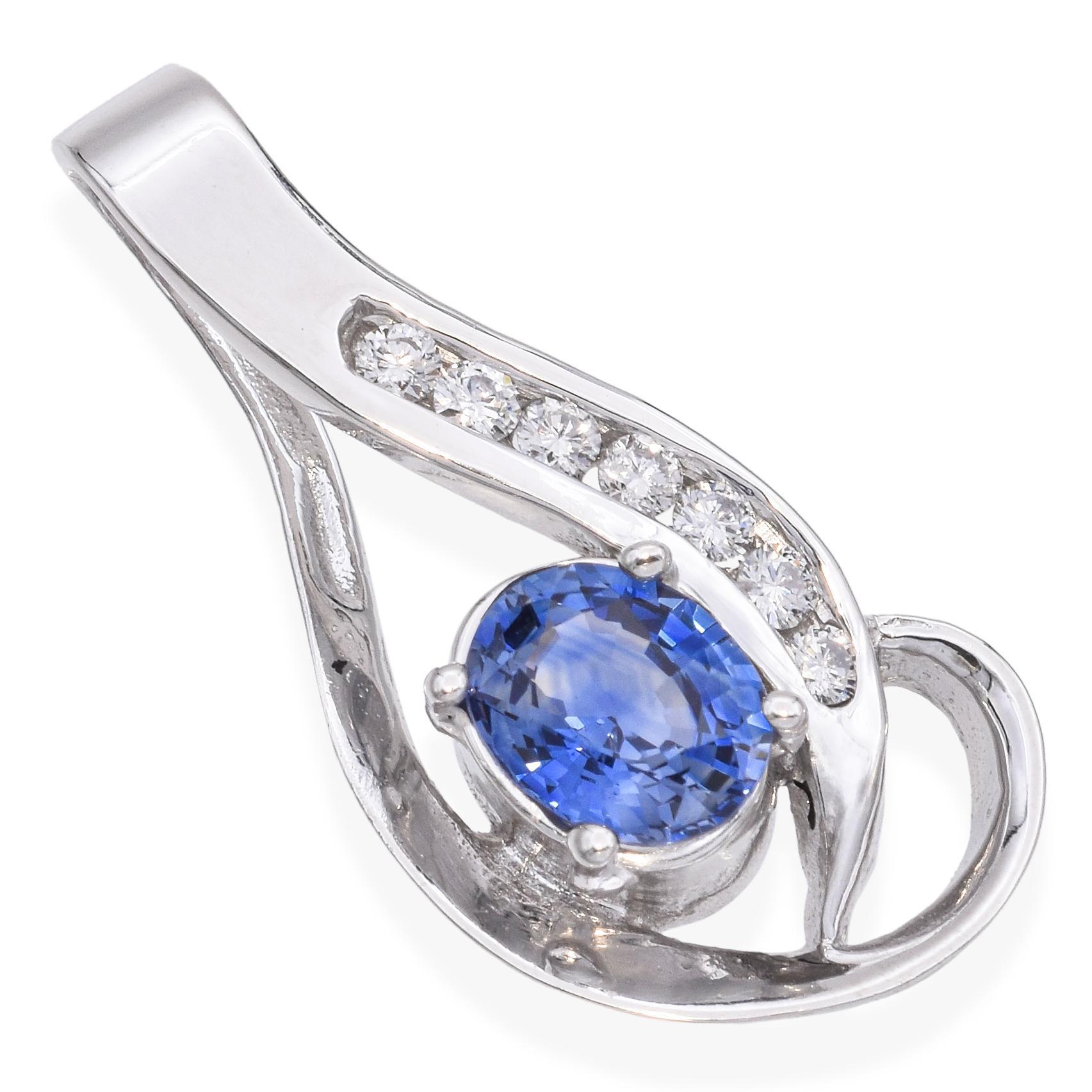 Questo ciondolo vintage presenta uno zaffiro blu intenso elegantemente incastonato nell'oro bianco 14k e impreziosito da diamanti scintillanti. Il ricco contrasto tra lo zaffiro e l'oro bianco brillante esalta la bellezza senza tempo del ciondolo.