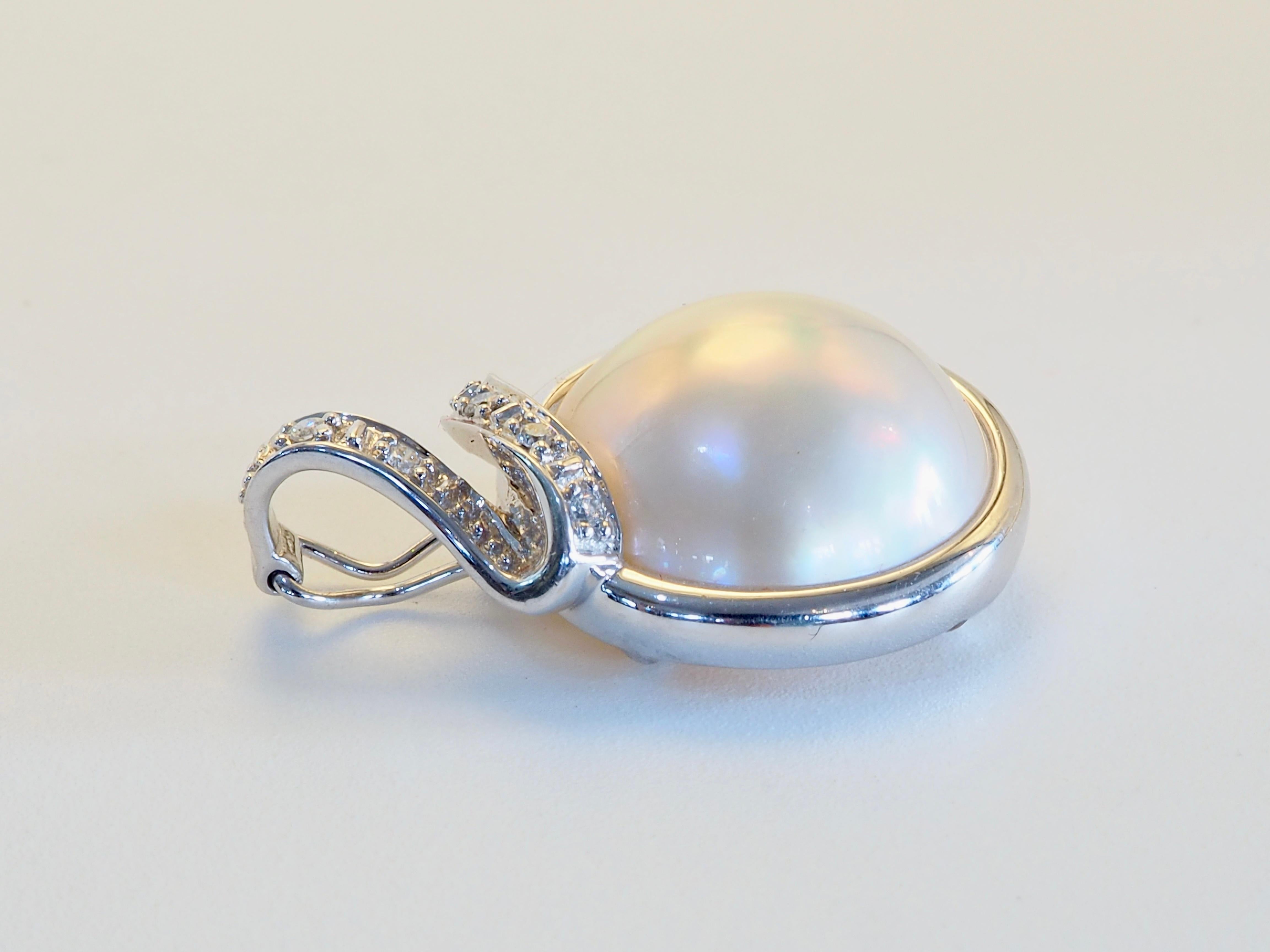 Perla Mabe in oro bianco 14K da 14,5 mm e ciondolo con diamante da 0,06 carati In condizioni Nuovo in vendita a เกาะสมุย, TH