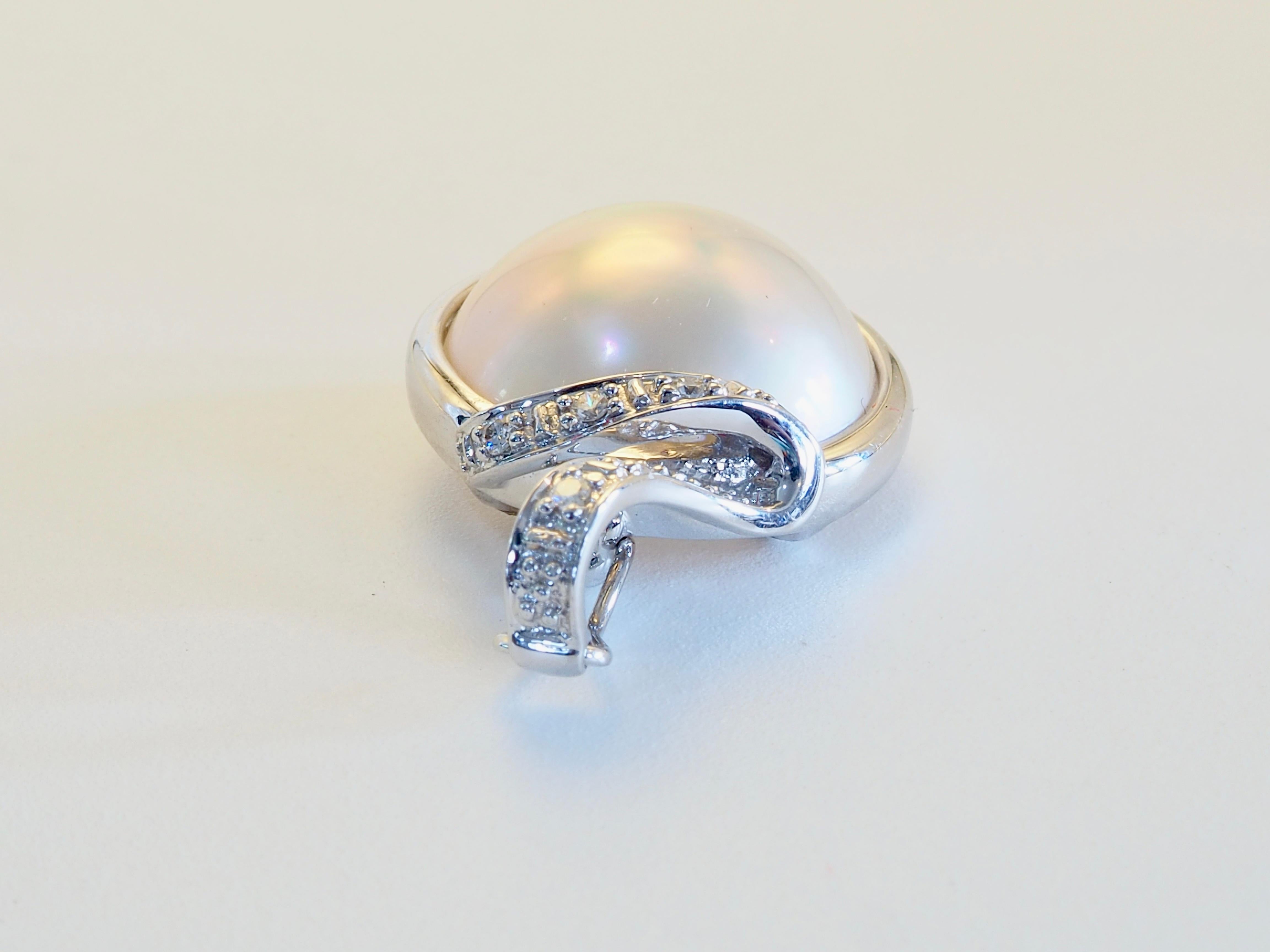 Perla Mabe in oro bianco 14K da 14,5 mm e ciondolo con diamante da 0,06 carati in vendita 1