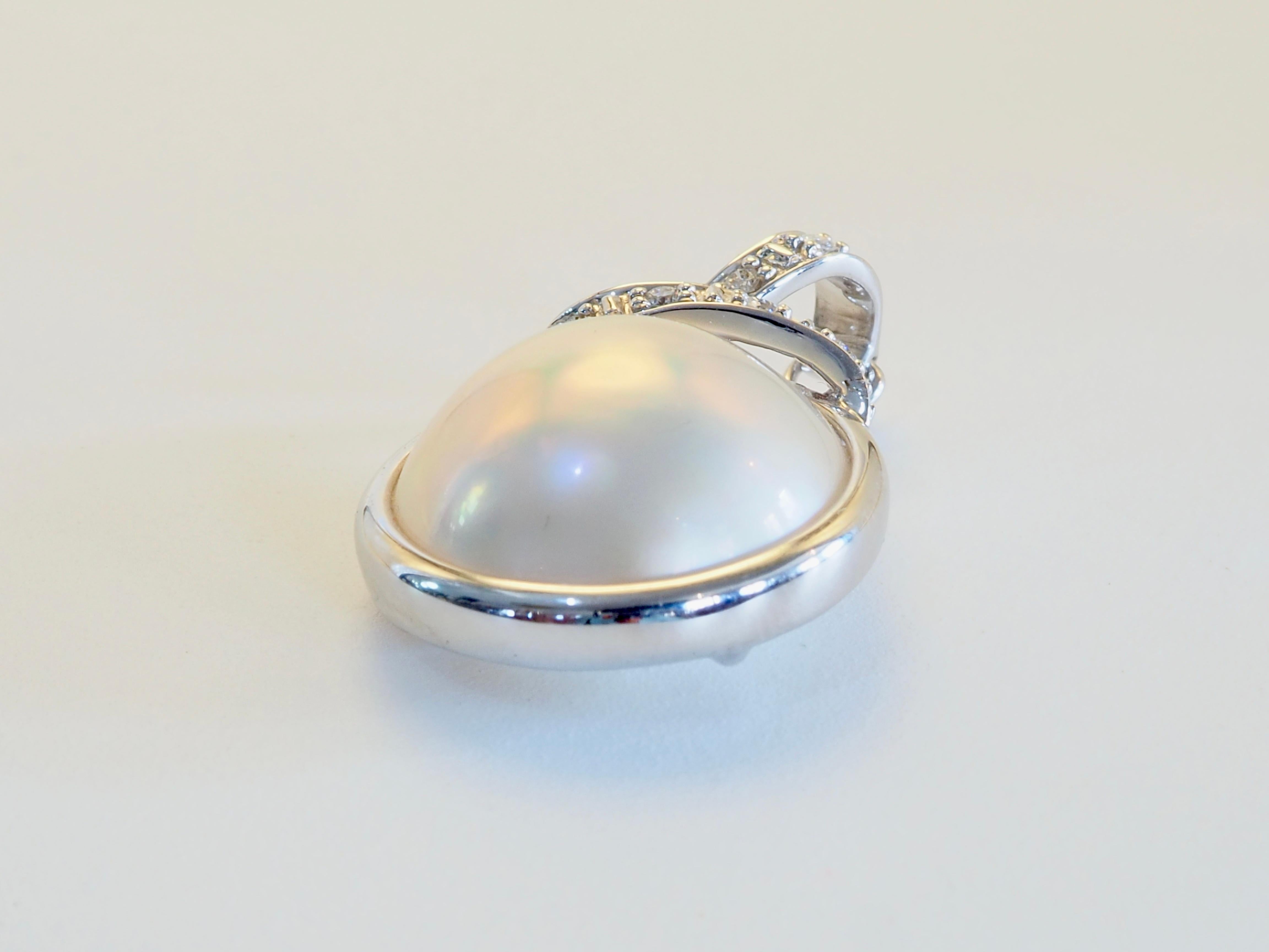Perla Mabe in oro bianco 14K da 14,5 mm e ciondolo con diamante da 0,06 carati in vendita 2