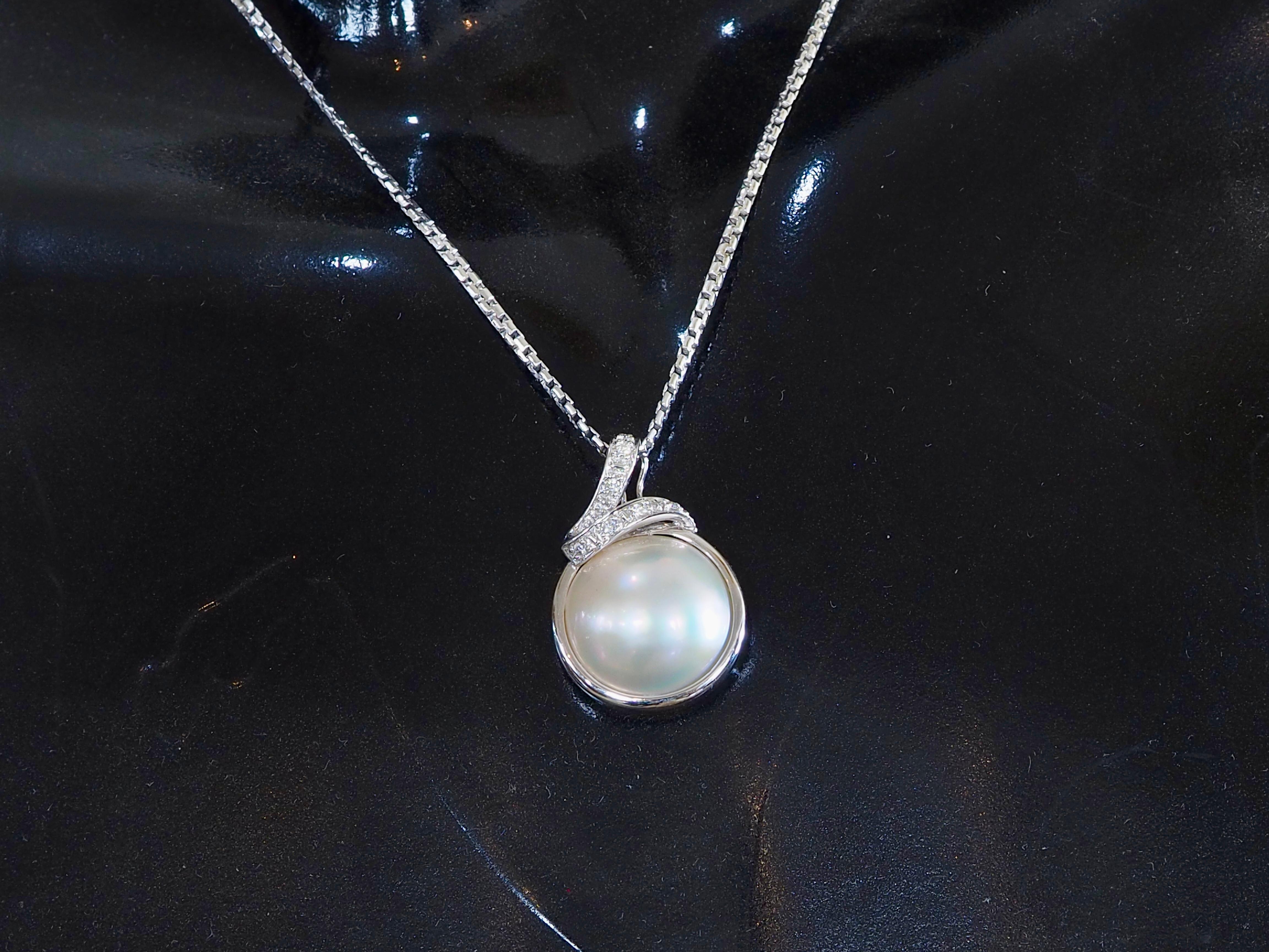 Perla Mabe in oro bianco 14K da 14,5 mm e ciondolo con diamante da 0,06 carati in vendita 3
