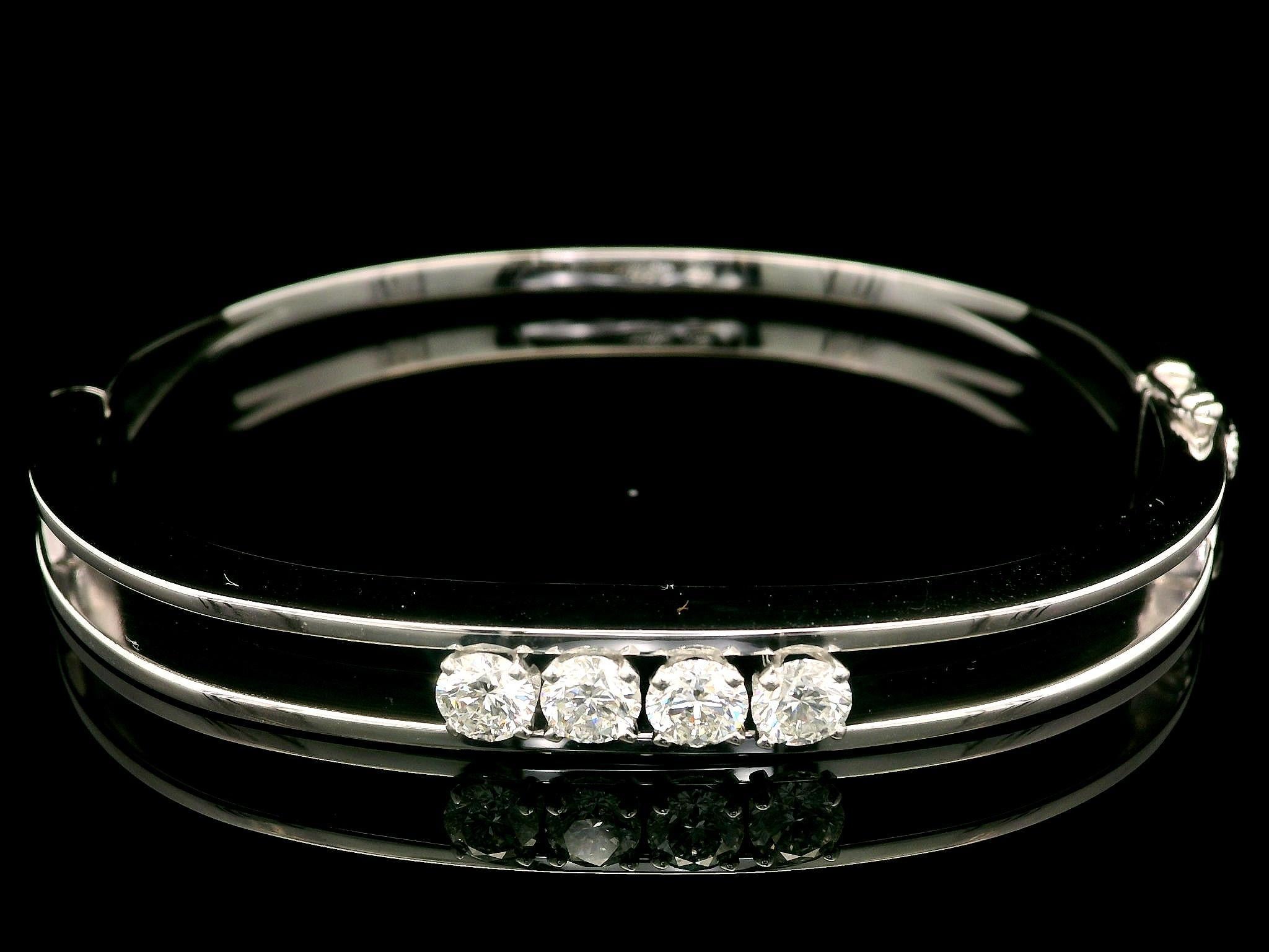 --Pierre(s) :...
(4) Diamants naturels authentiques - taille ronde brillante - sertis - pureté VS2/SI1 - couleur G/H
Poids total en carats : 1,40 (environ)

MATERIAL : Or blanc massif 14k
Poids : 26,96 grammes
Type : Bracelet ouvert à