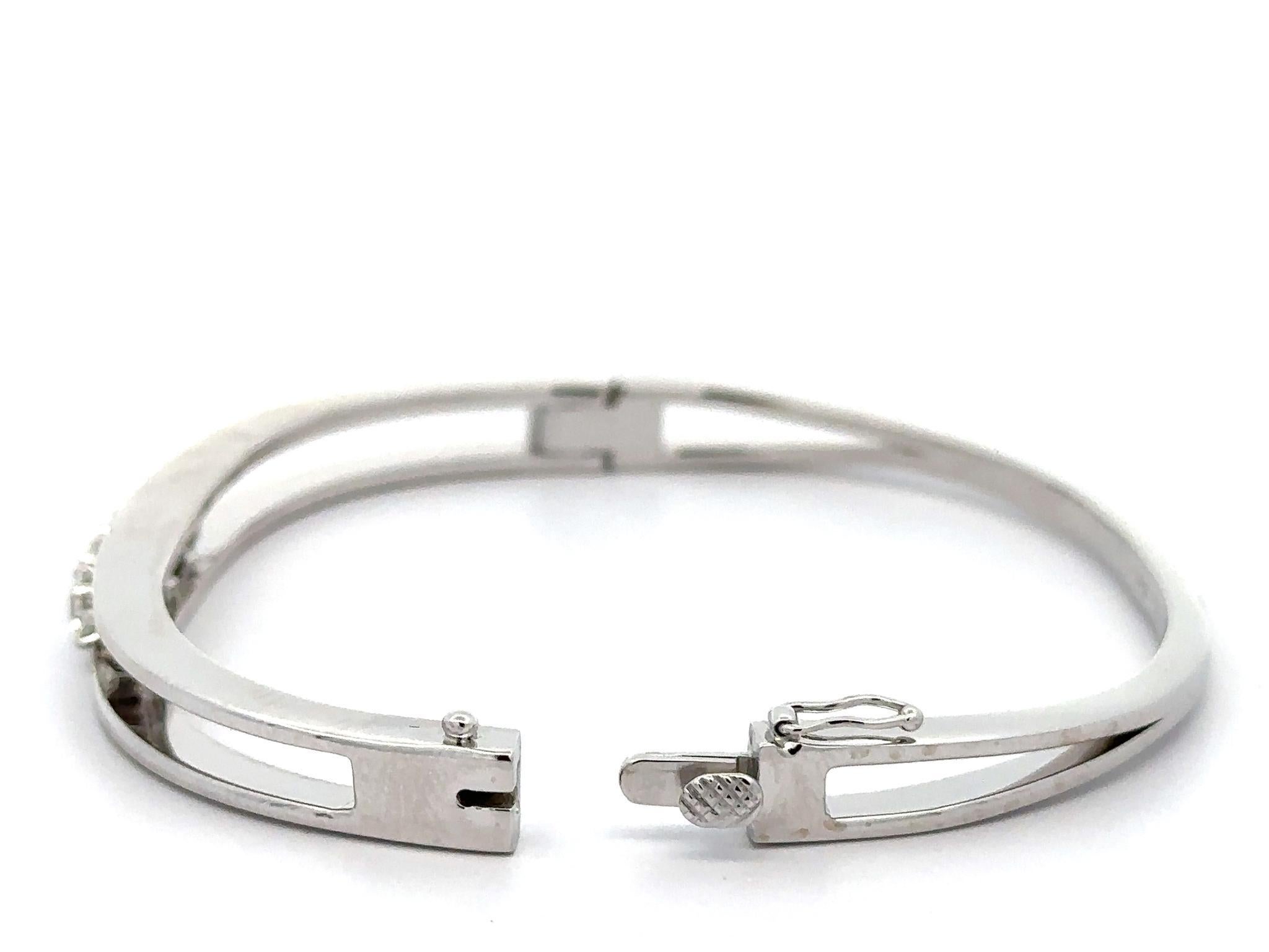Taille brillant 14k White Gold 1.4ct Large Diamond Open Hinged Classic Stackable Bangle Bracelet en vente