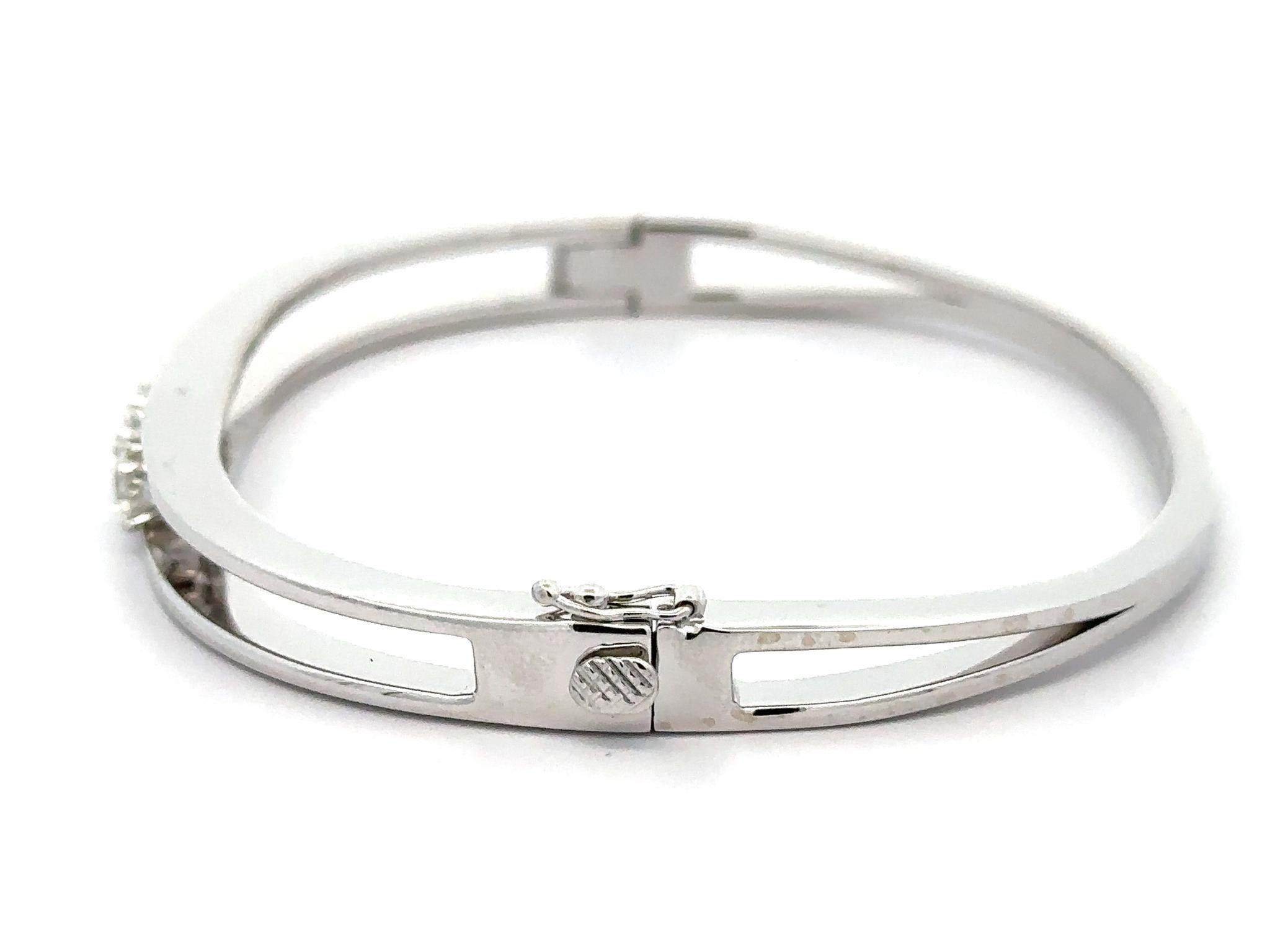 14k White Gold 1.4ct Large Diamond Open Hinged Classic Stackable Bangle Bracelet Excellent état - En vente à Montclair, NJ