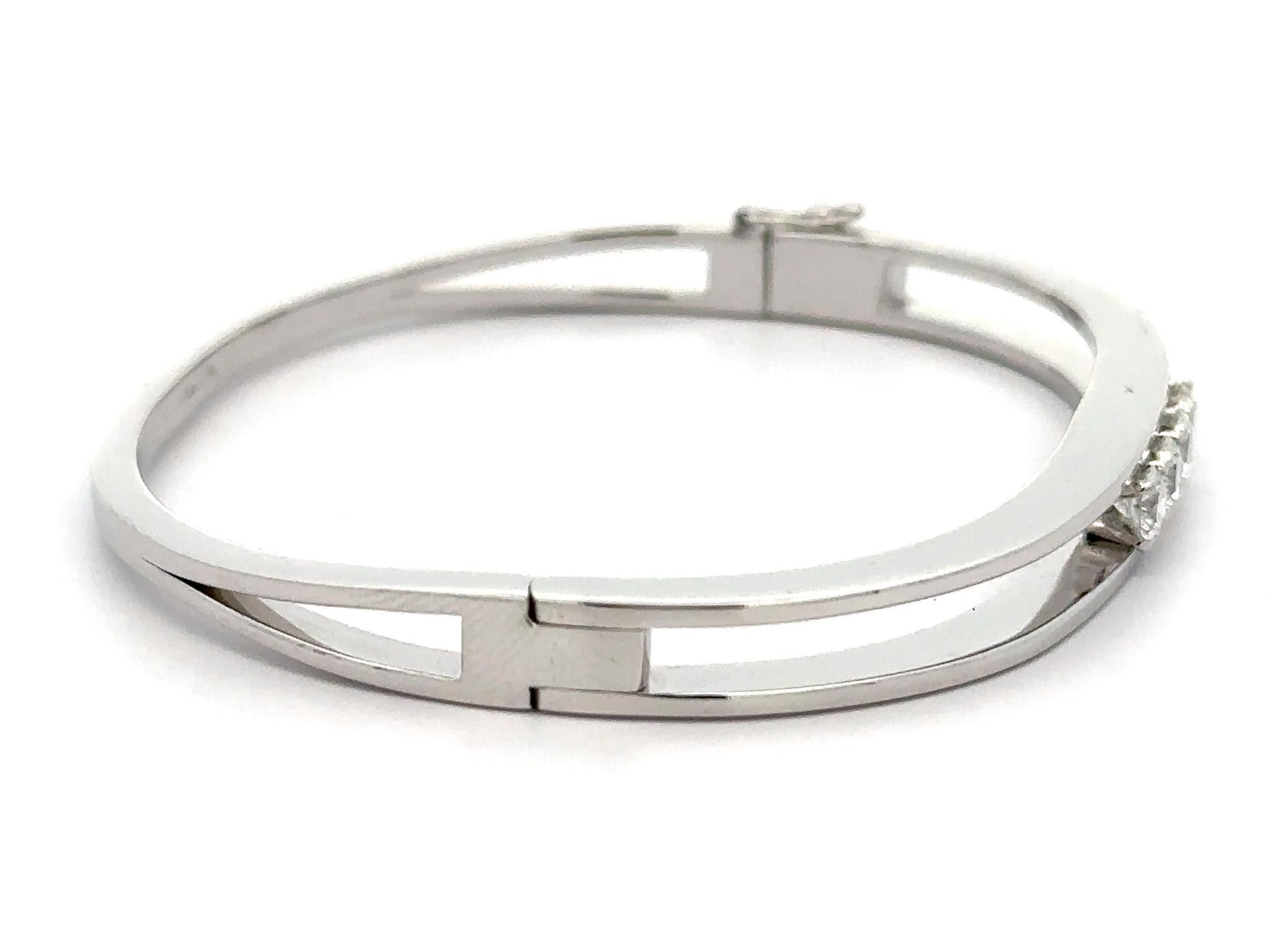14k White Gold 1.4ct Large Diamond Open Hinged Classic Stackable Bangle Bracelet en vente 1