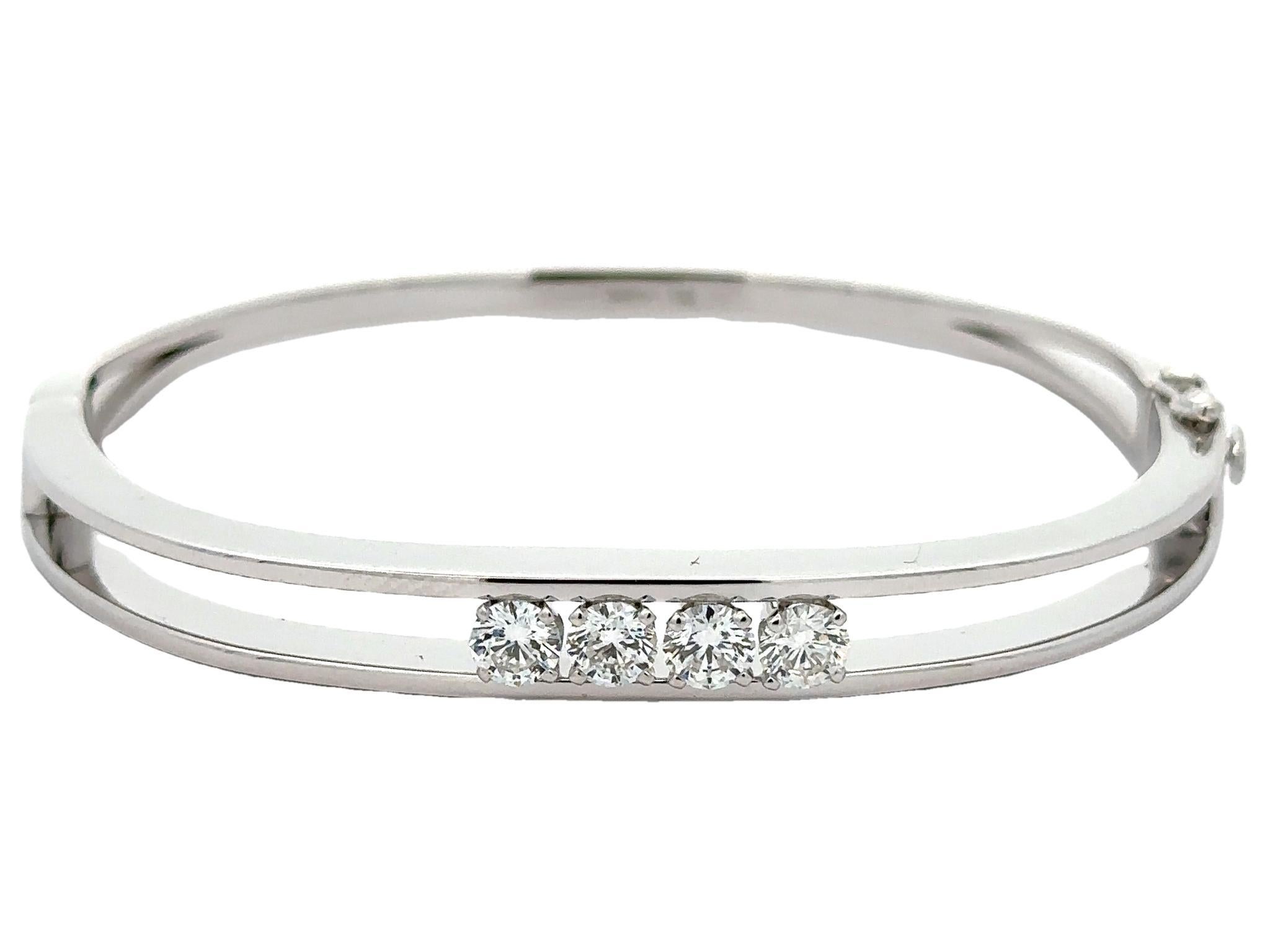 14k White Gold 1.4ct Large Diamond Open Hinged Classic Stackable Bangle Bracelet en vente 2