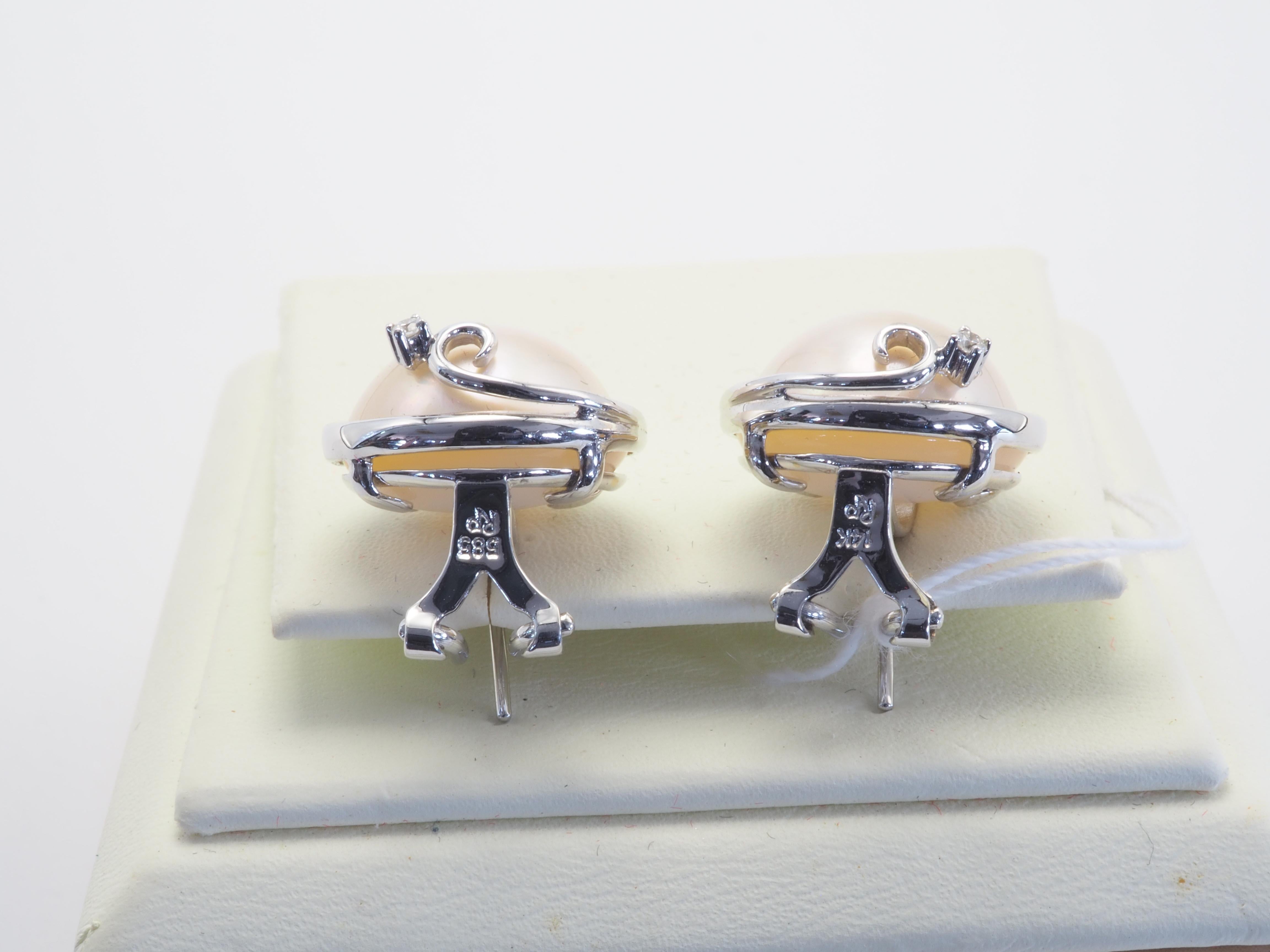 14K White Gold 14mm Vanilla Mabe Pearl & 0.06ct Diamond Latch-Back Earrings In Excellent Condition For Sale In เกาะสมุย, TH