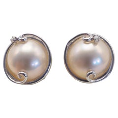 Boucles d'oreilles en or blanc 14K avec perles Vanilla Mabe de 14mm et diamant de 0.06ct