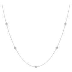 Collar biselado de diamantes talla redonda de 1,5 quilates en oro blanco de 14 quilates