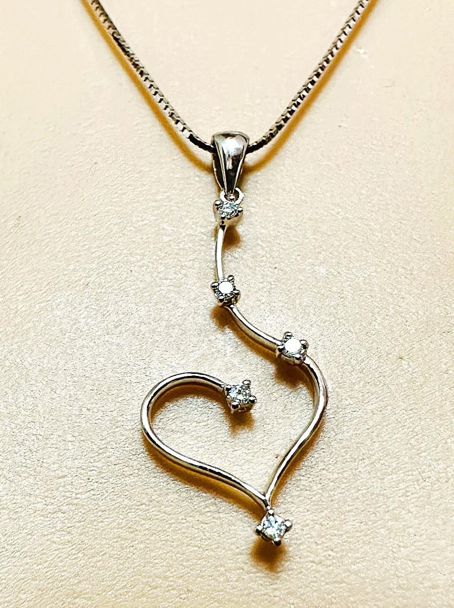 14k Weißgold .15 Karat Diamant-Herz-Anhänger-Halskette auf 18