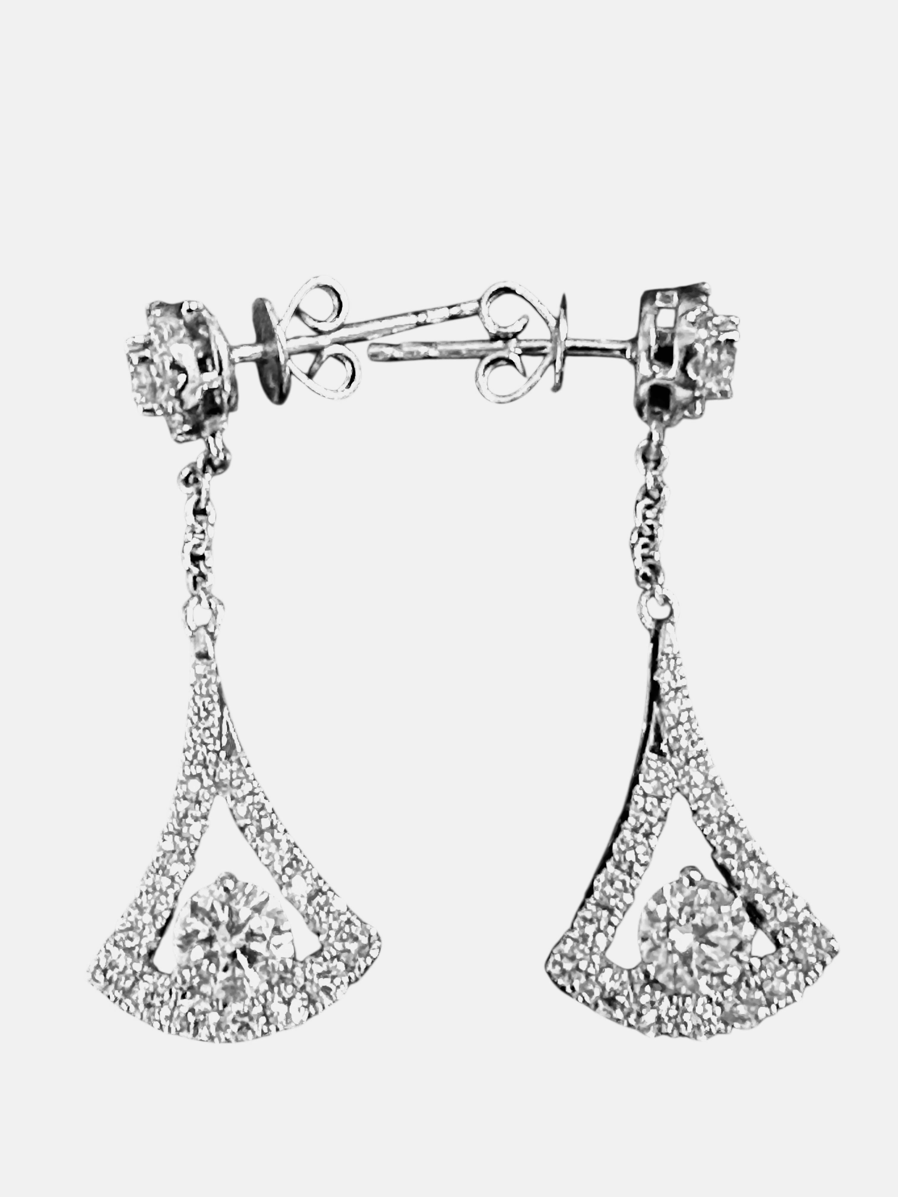 Boucles d'oreilles pendantes en or blanc 14K avec 1.50 carat de diamant w Appraisal en vente 4