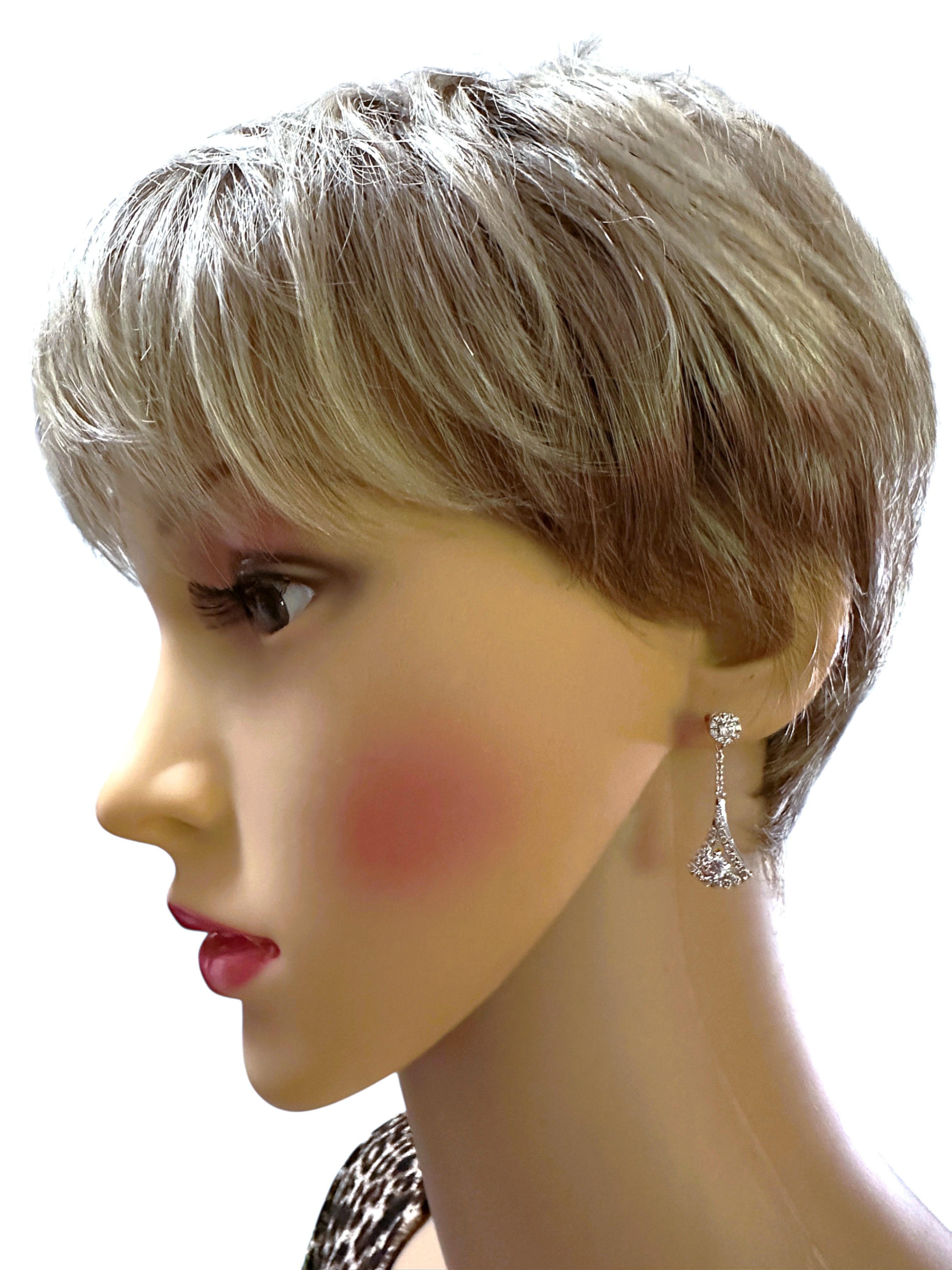 Ces boucles d'oreilles sont tout simplement magnifiques.  J'adore le design.  Ils sont d'occasion mais en excellent état.  Elles ont été très bien entretenues et on peut dire que ce sont des boucles d'oreilles de qualité.  Ce sont des boucles