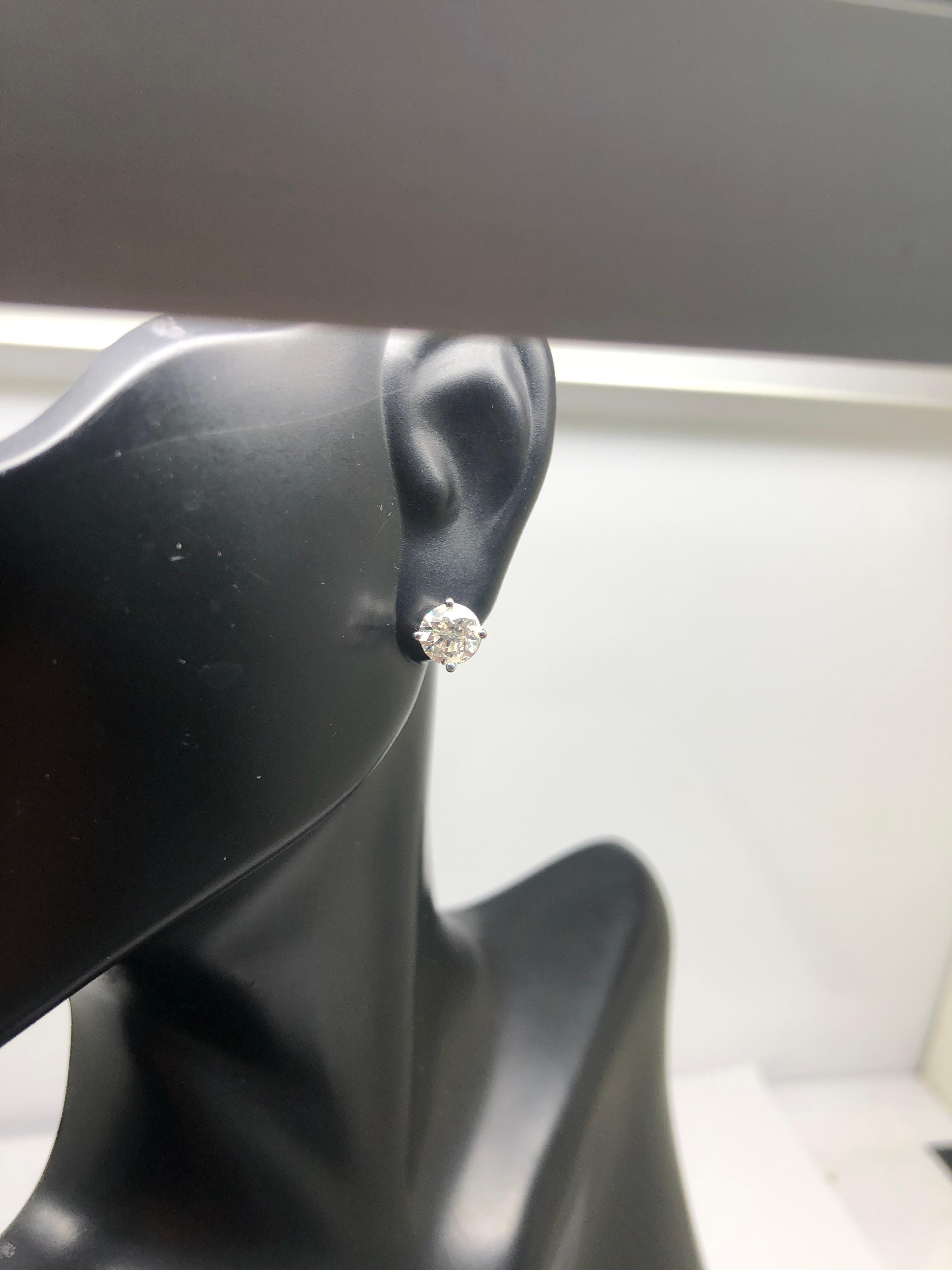Art déco Clous d'oreilles solitaires à 4 griffes en or blanc 14 carats avec diamants taille ronde de 1,50 carat G-SI-1 en vente