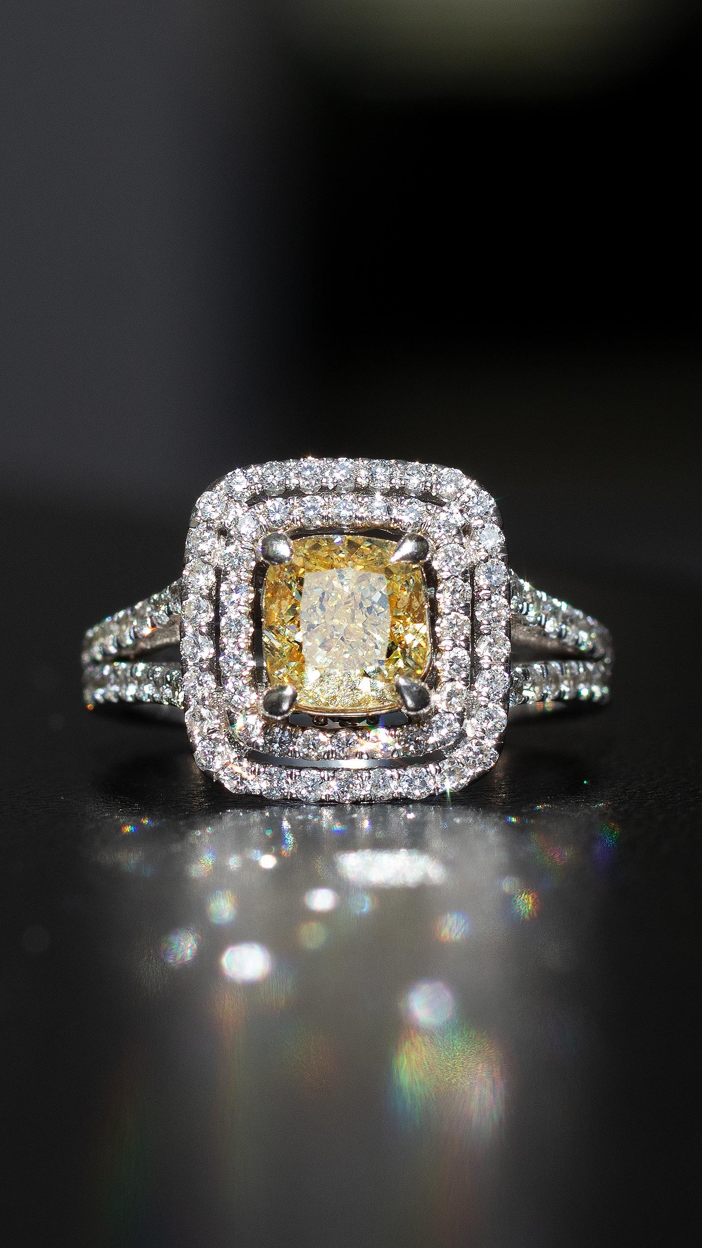 Wenn es um Verlobungsringe geht, ist dieses Meisterwerk aus 14 Karat Weißgold eine Klasse für sich. Dieser diamantene Verlobungsring ist nicht nur ein Symbol Ihrer Liebe, sondern auch ein Kunstwerk, das mit Präzision gefertigt wurde und Sie