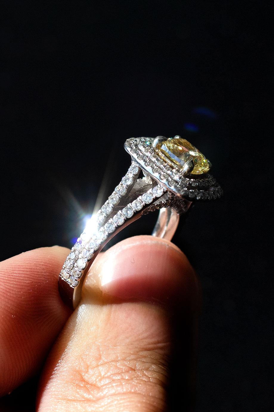 14k Weißgold 1,51 Karat Fancy Cushion Cut GIA Diamantring im Zustand „Hervorragend“ im Angebot in Boca Raton, FL