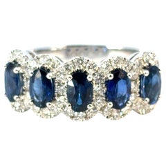 Anillo de oro blanco de 14 quilates con zafiros ovalados de 1,54 quilates y diamantes pavé de 0,57 quilates