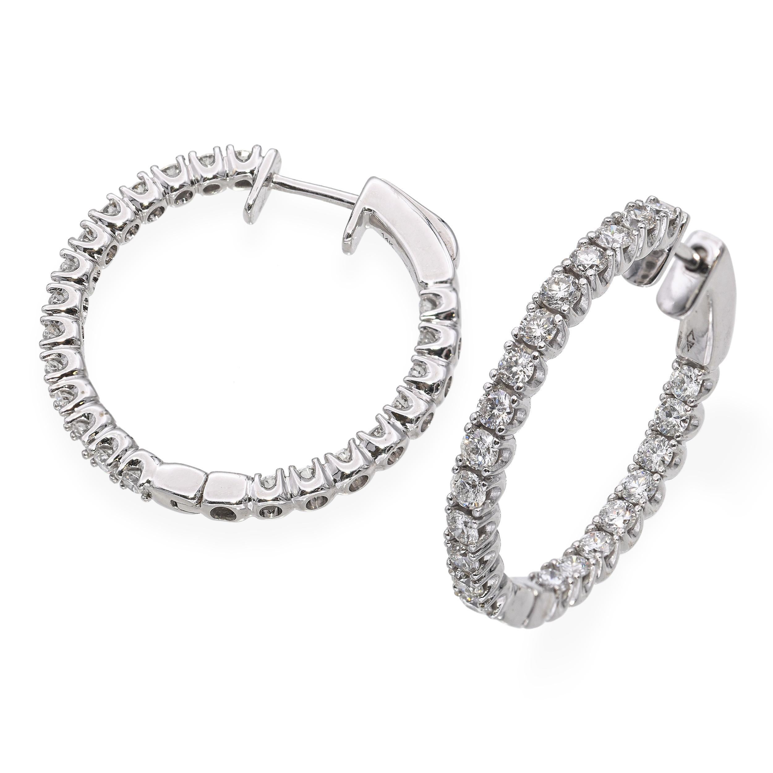 Un intramontabile paio di orecchini a cerchio vintage finemente realizzati in oro bianco 14k, con pavé di diamanti tondi brillanti incastonati per un totale di 1,54 carati. L'elegante design a cerchio li rende versatili sia per l'uso quotidiano che