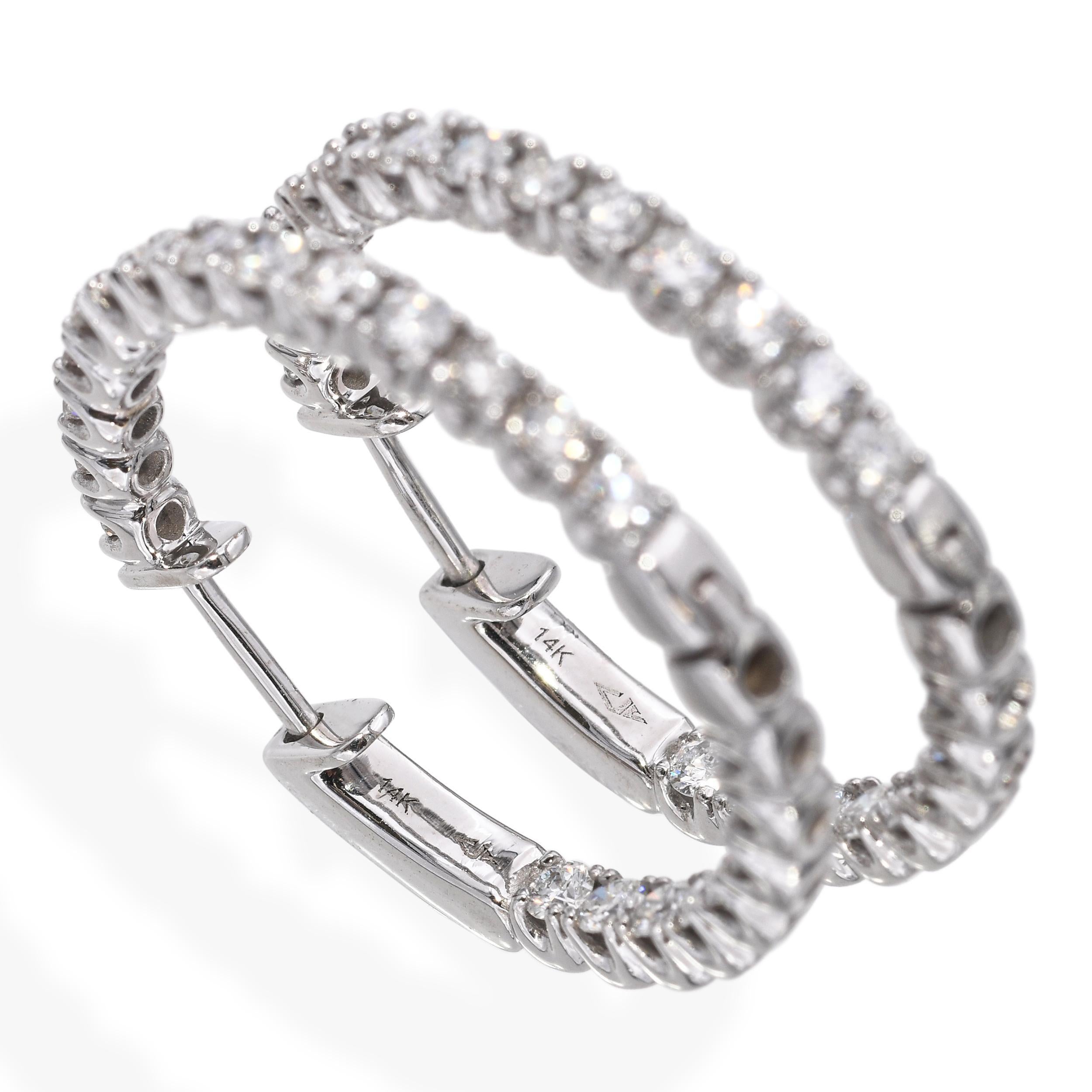 Orecchini a cerchio con diamanti in oro bianco 14k da 1,54tcw In condizioni buone in vendita a New York, NY