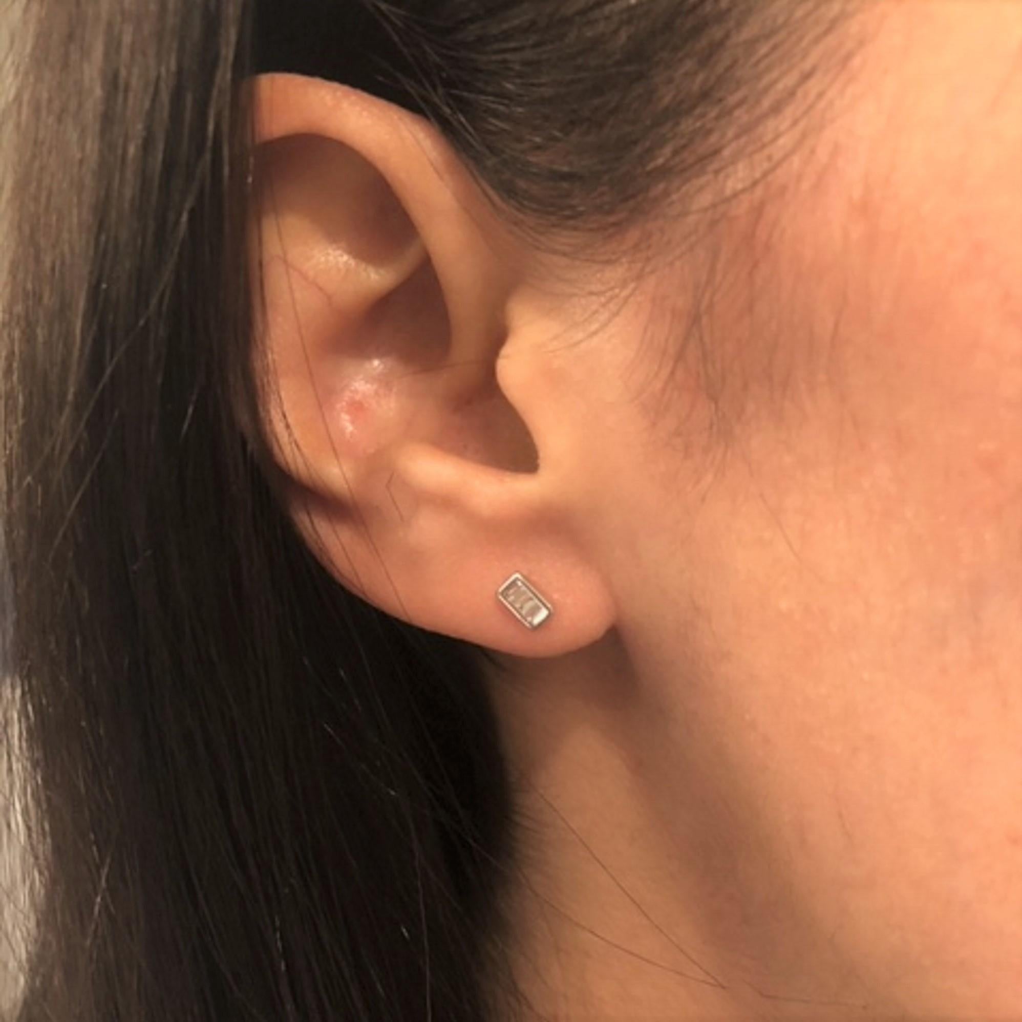 Questi orecchini a barretta con diamanti Baguette sono unici e bellissimi, realizzati in oro 14K con circa 0,15 carati di diamanti Baguette. Colore e purezza GH-SI. Disponibile in oro rosa, giallo e bianco.
 
 Oro 14K
 Diamanti Baguette da 0,15