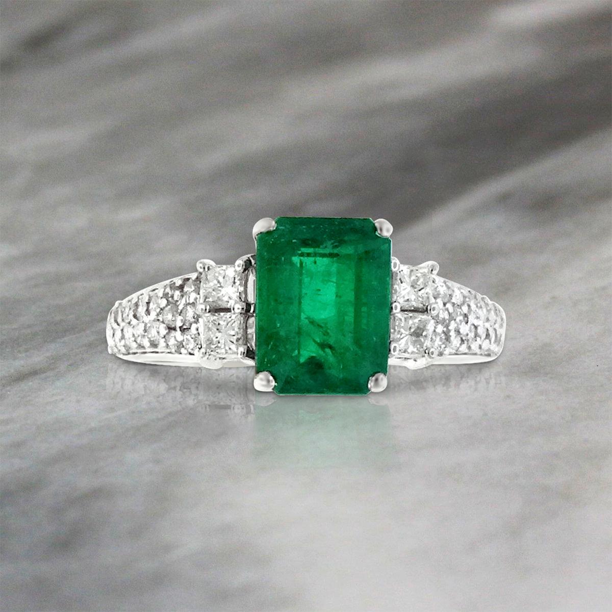 14K White Gold 1.62cts Emerald and Diamond Ring, Style# R3057 In New Condition For Sale In New York, NY