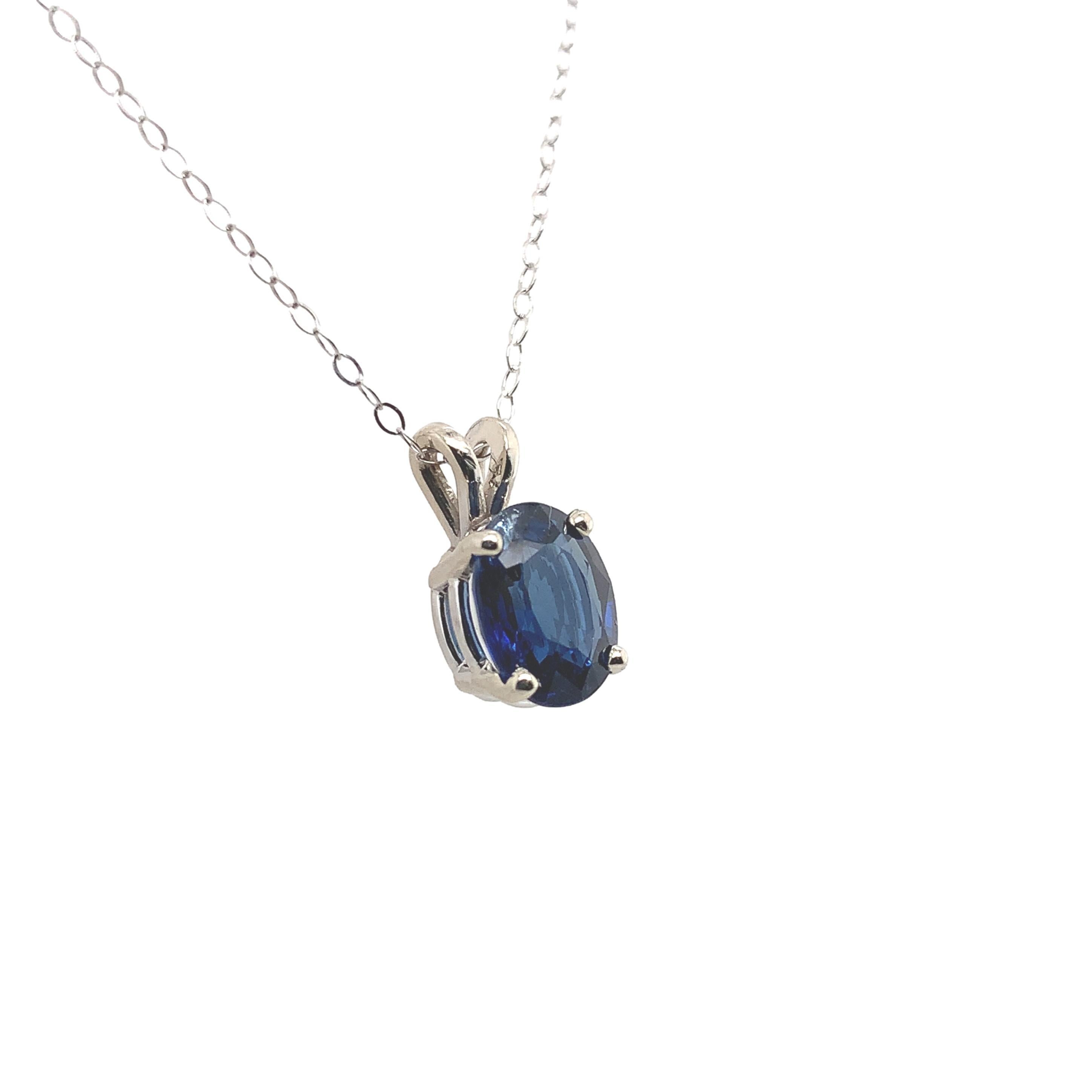 Un ciondolo in oro bianco 14K a forma di zaffiro blu ovale. Gli zaffiri autentici estratti dalla terra hanno un bellissimo colore blu reale scuro. Lo zaffiro pesa 1,64 carati e misura circa 7,7 mm x 6 mm. Il ciondolo misura 7/16
