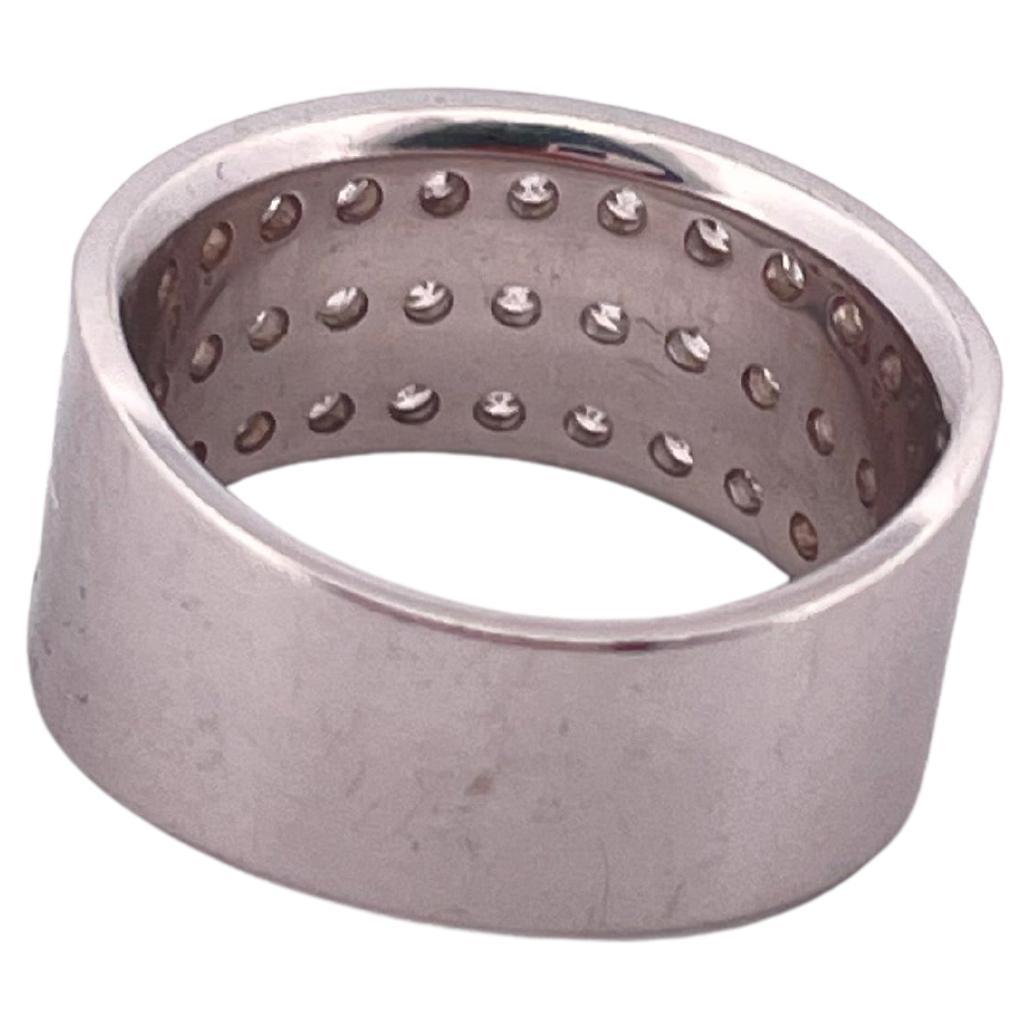 Este llamativo anillo de diamantes de oro blanco de 14 quilates ofrece una presencia atrevida pero atemporal, con un impresionante peso de 9,7 gramos. Con un peso total de diamantes de 1,65 quilates, el diseño presenta tres filas perfectamente