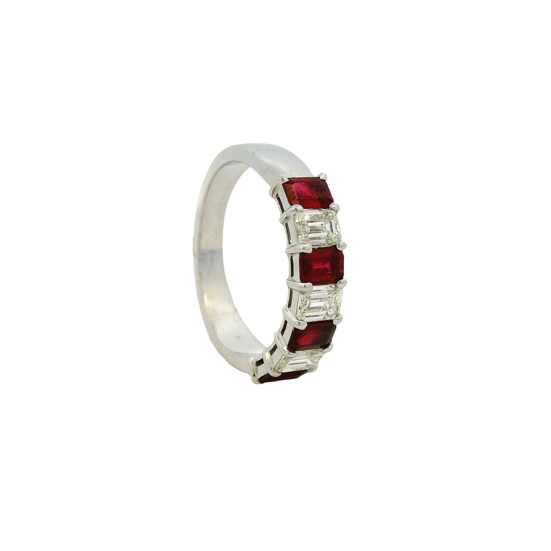 Bague en or blanc 14k 1,65ctw diamant naturel taille émeraude et rubis en vente 2