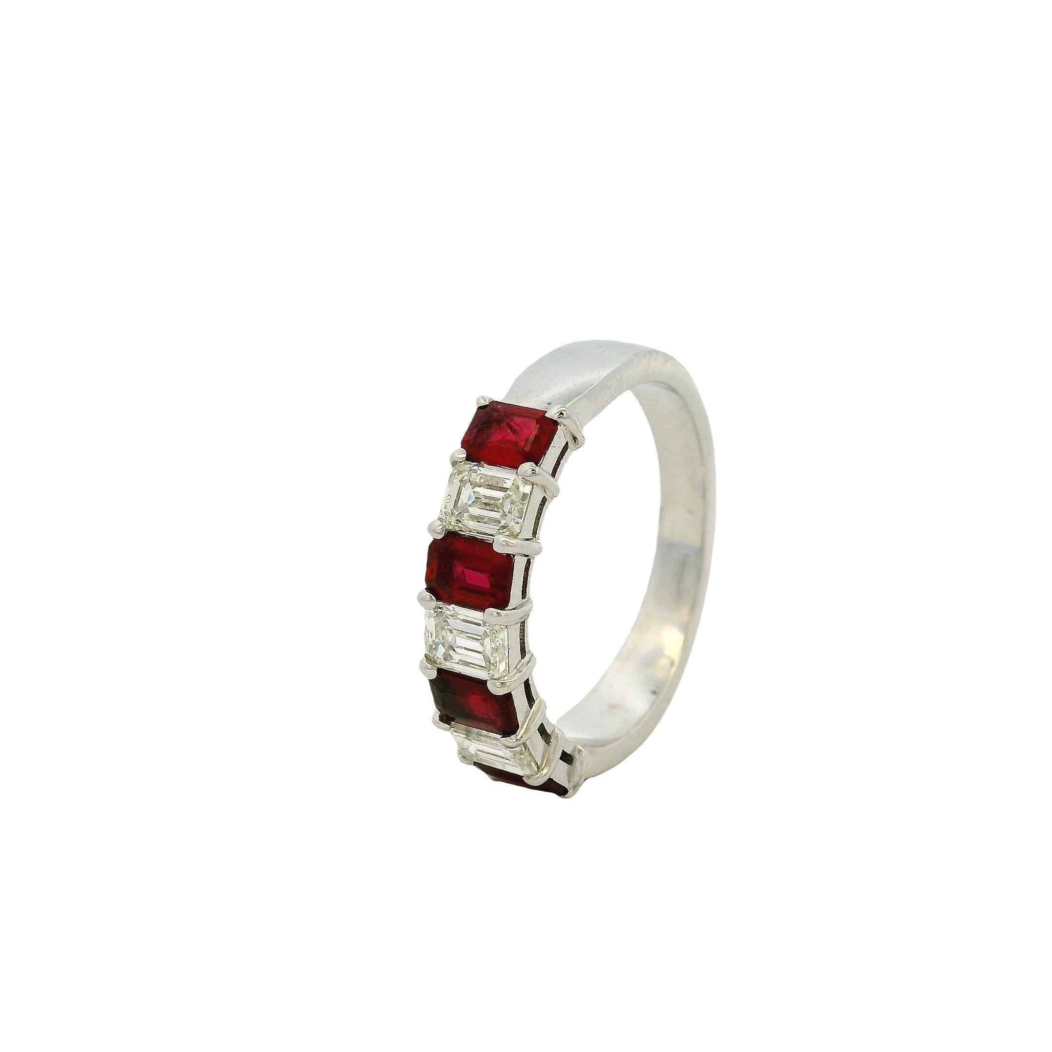 Bague en or blanc 14k 1,65ctw diamant naturel taille émeraude et rubis en vente 3