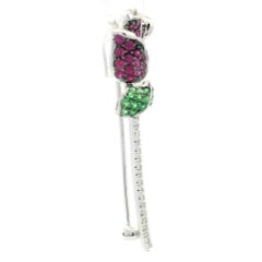Broche feuille de fleur rose en or blanc 14 carats, rubis, tsavorite et diamants 1,65 carat