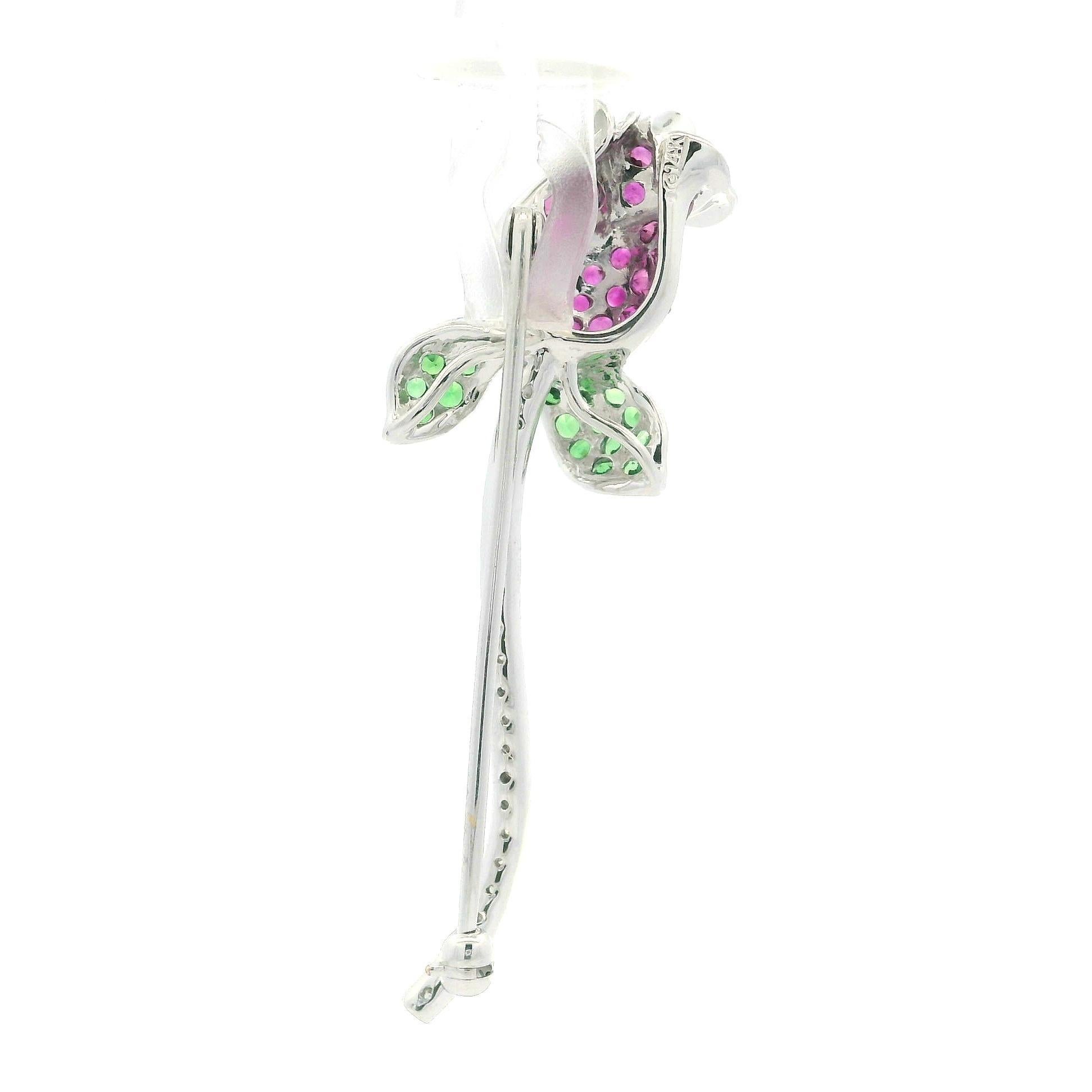 Taille brillant Broche feuille de fleur rose en or blanc 14 carats, rubis, tsavorite et diamants 1,65 carat en vente