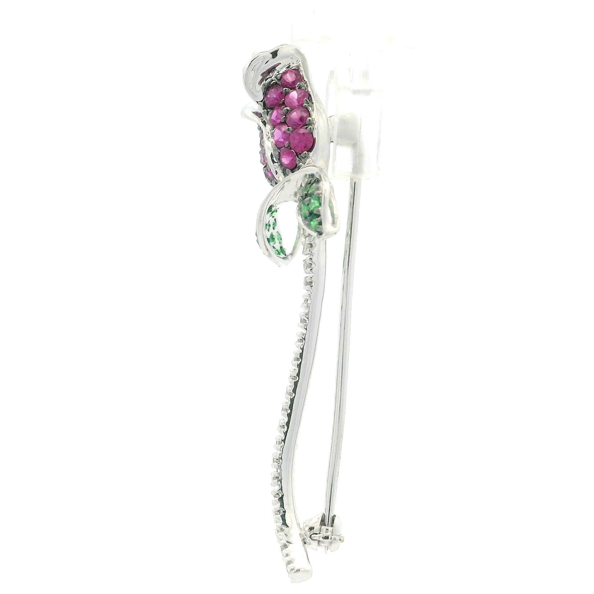 Broche feuille de fleur rose en or blanc 14 carats, rubis, tsavorite et diamants 1,65 carat Excellent état - En vente à Montclair, NJ
