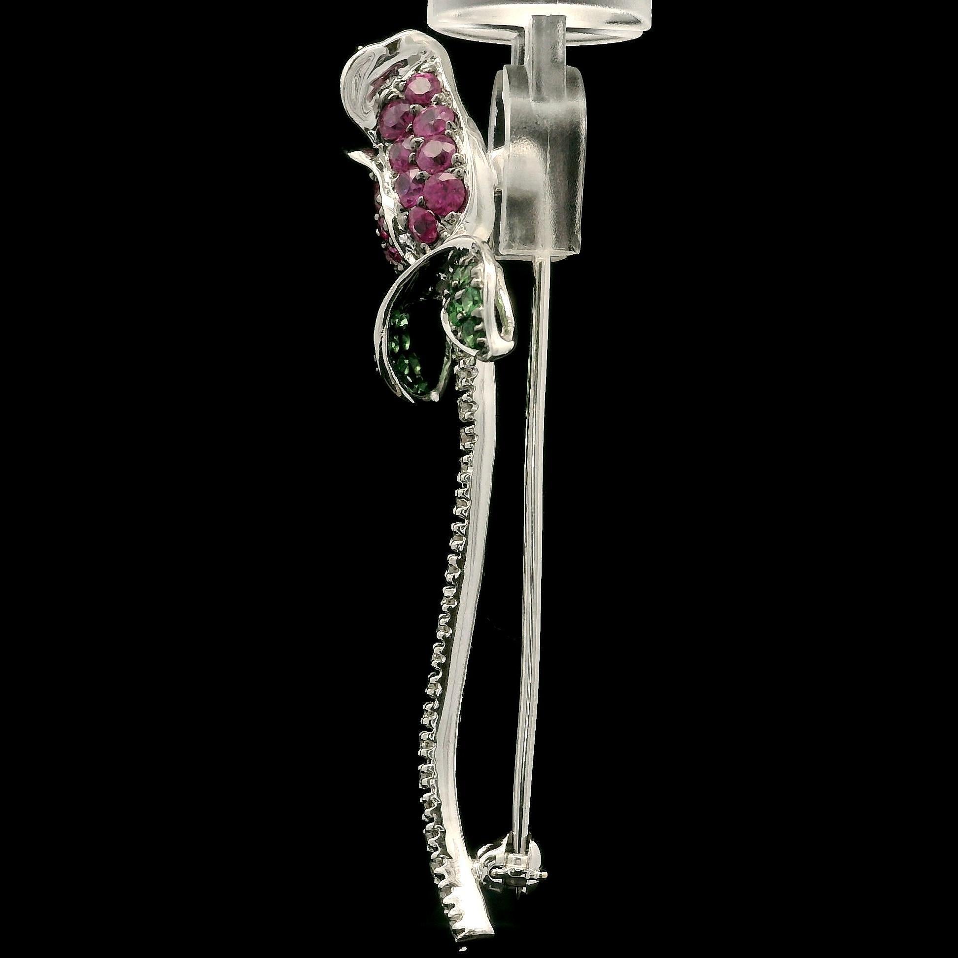Broche feuille de fleur rose en or blanc 14 carats, rubis, tsavorite et diamants 1,65 carat en vente 2
