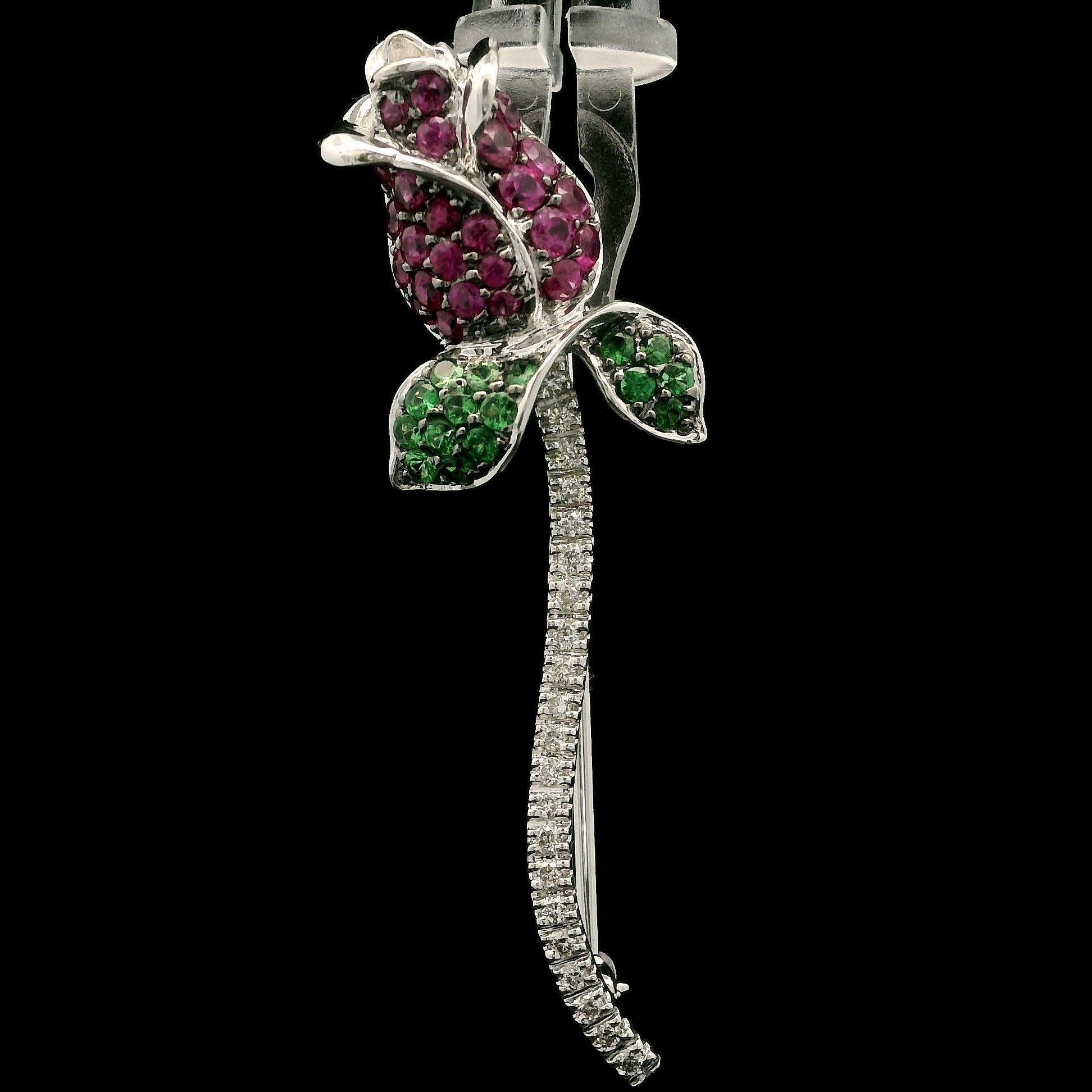Broche feuille de fleur rose en or blanc 14 carats, rubis, tsavorite et diamants 1,65 carat en vente 3