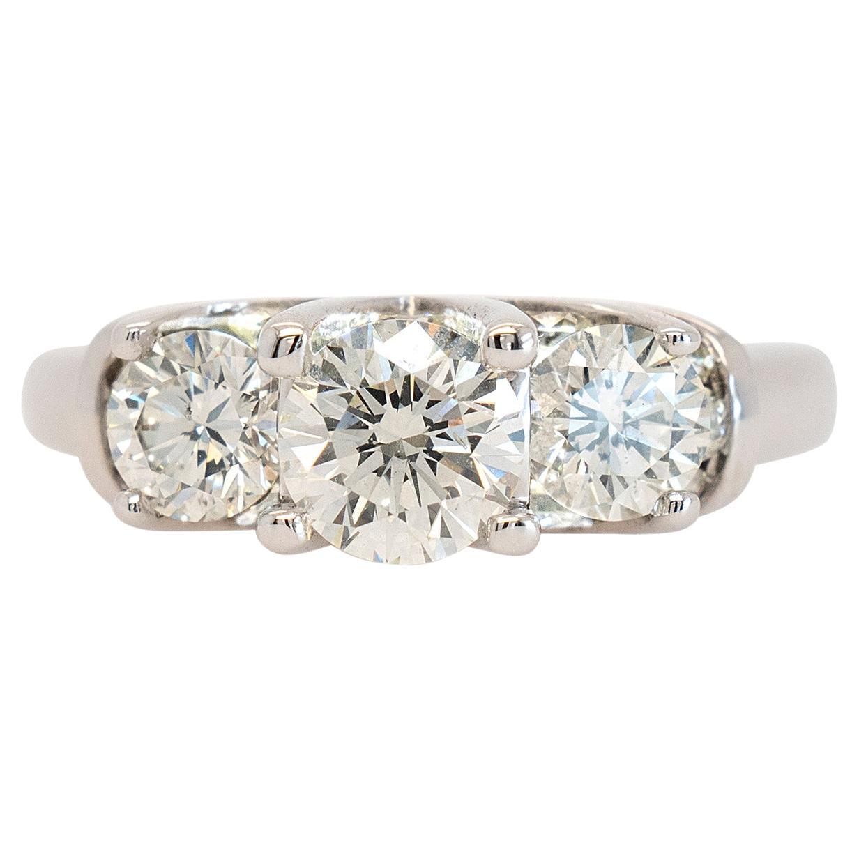 14k Weißgold 1,68 Karat Ring mit drei runden Brillanten und natürlichem Diamanten